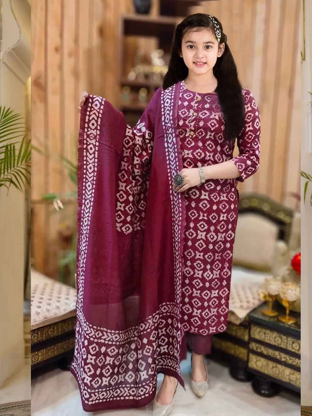     			Apnisha Girls Cotton Blend Kurti with Pants ( Pack of 1 , Maroon )