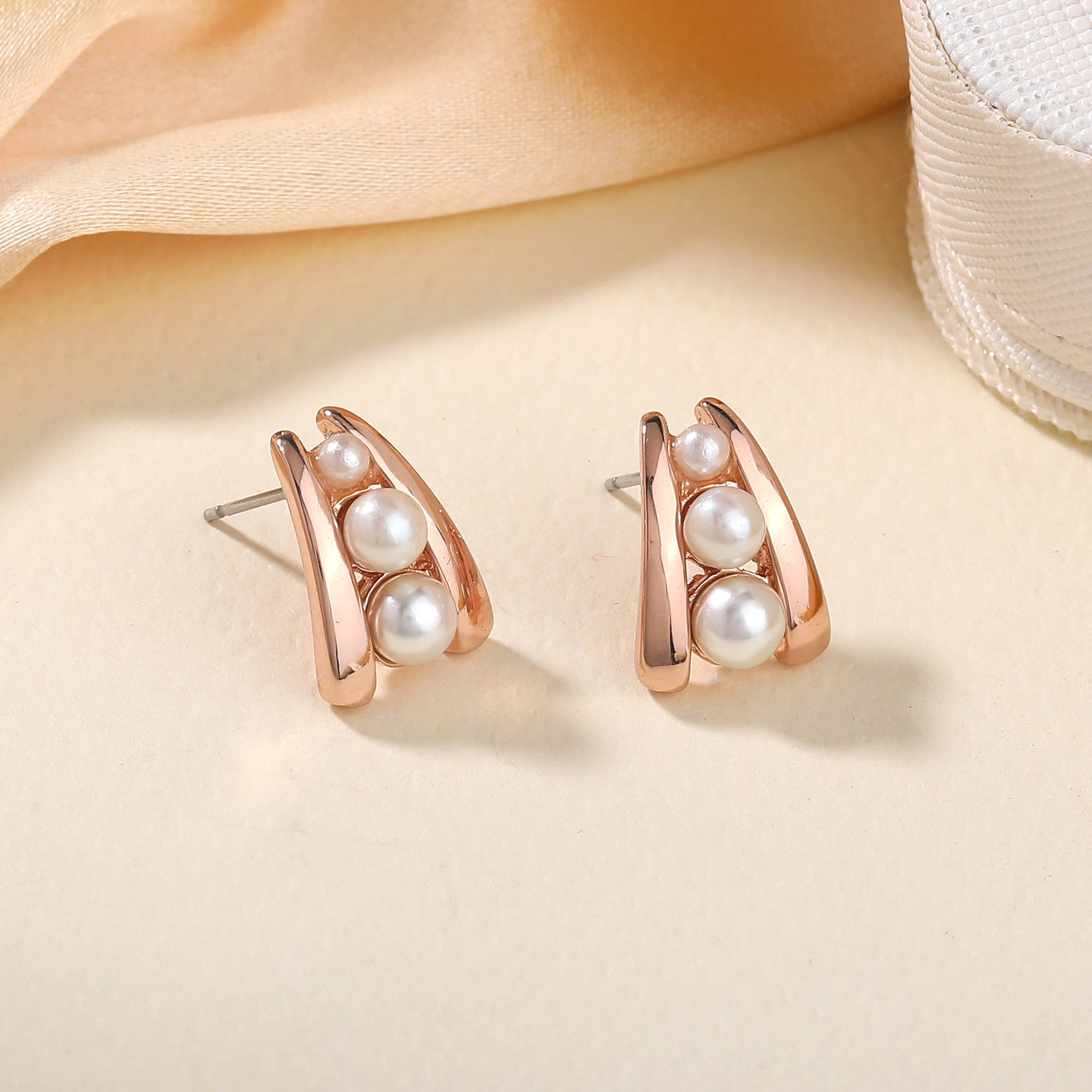     			Estele White Stud Earrings ( Pack of 1 )