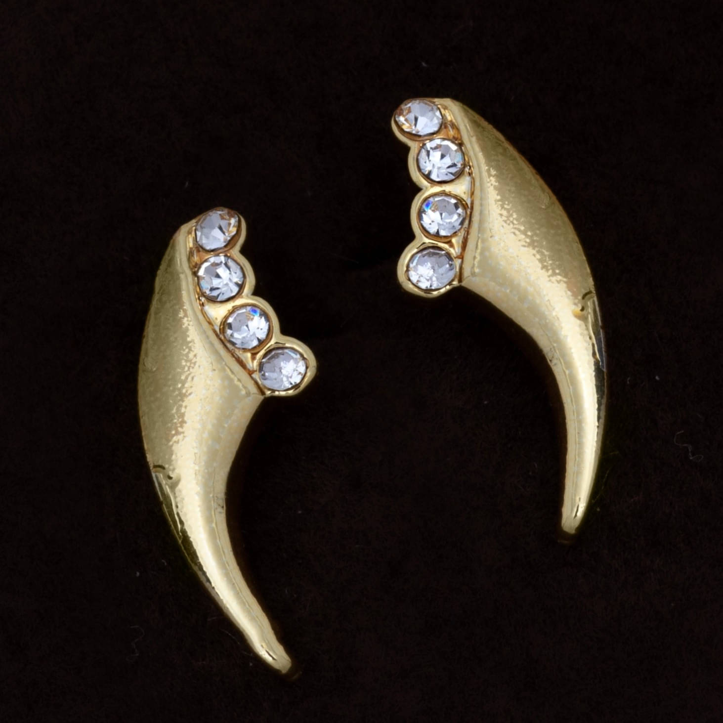     			Estele White Stud Earrings ( Pack of 1 )