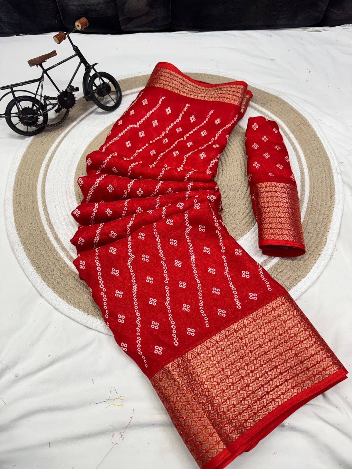     			SHRIMORI Cotton Silk Printed Bandhani Sarees With Unstitched Blouse Piece ( Red )