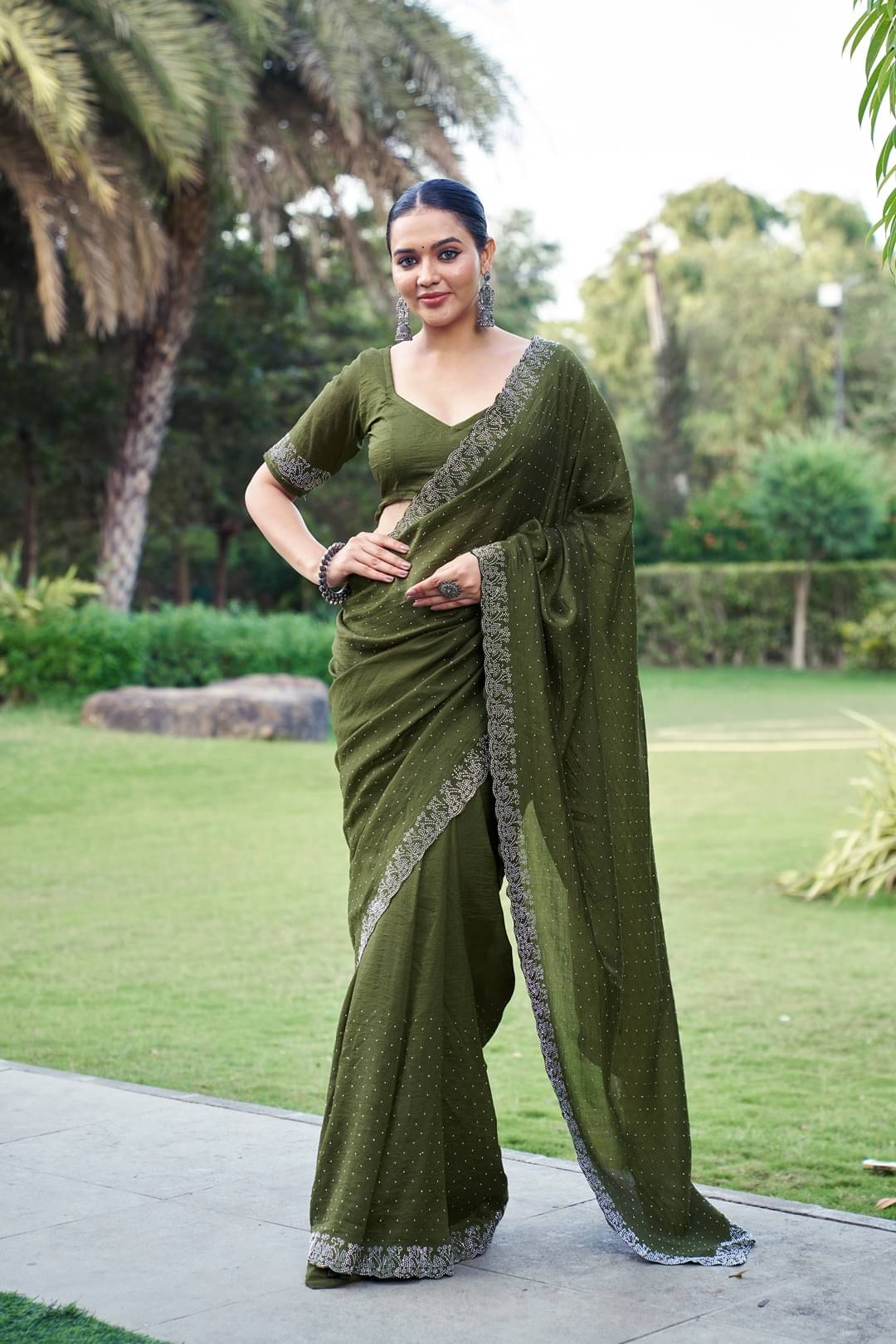     			Sanjana Silk Silk Blend Solid Maheshwari Saree With Unstitched Blouse Piece ( Green )