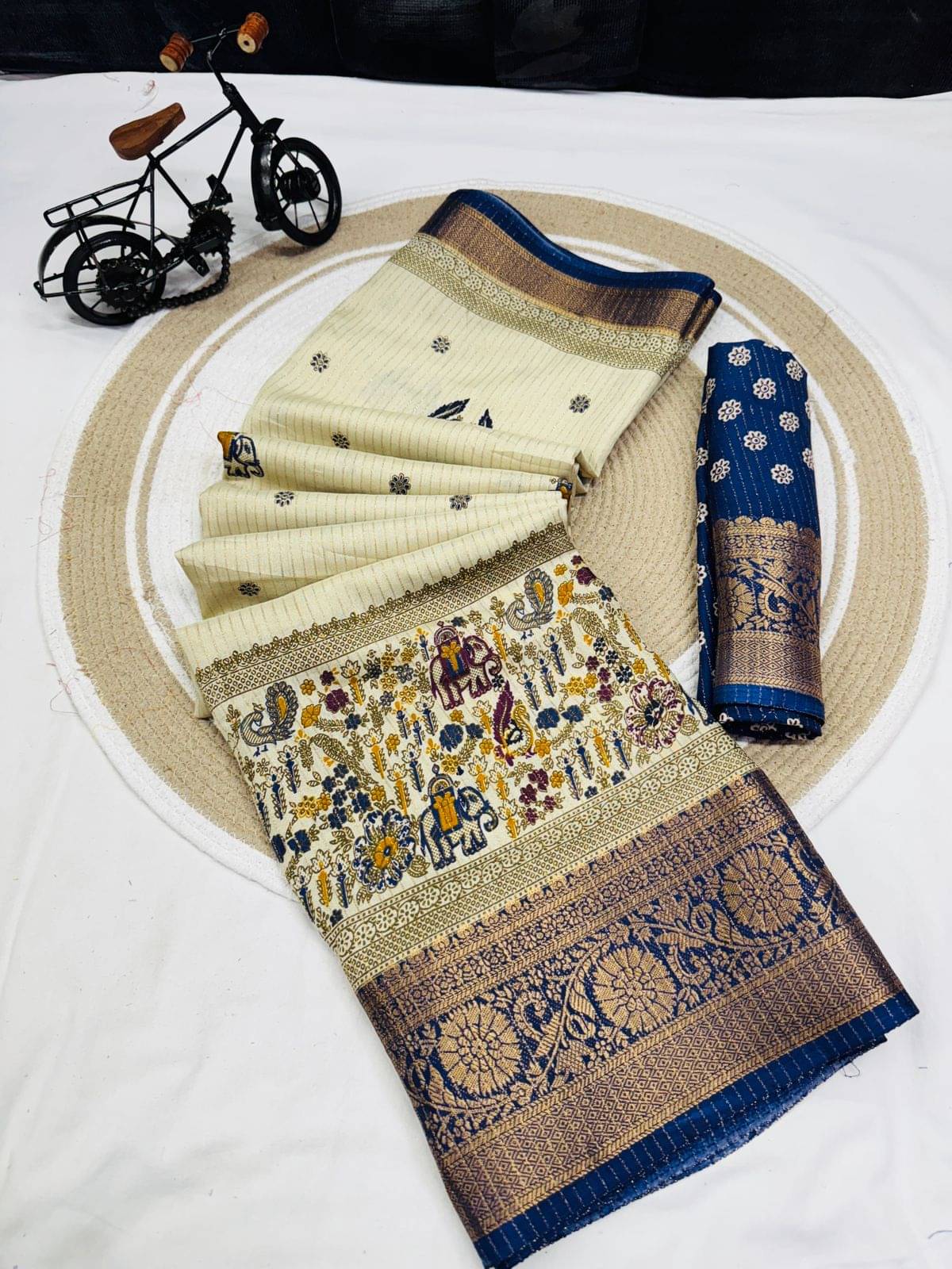     			Sitanjali Lifestyle Silk Blend Embellished Maheshwari Saree With Unstitched Blouse Piece ( Navy Blue )