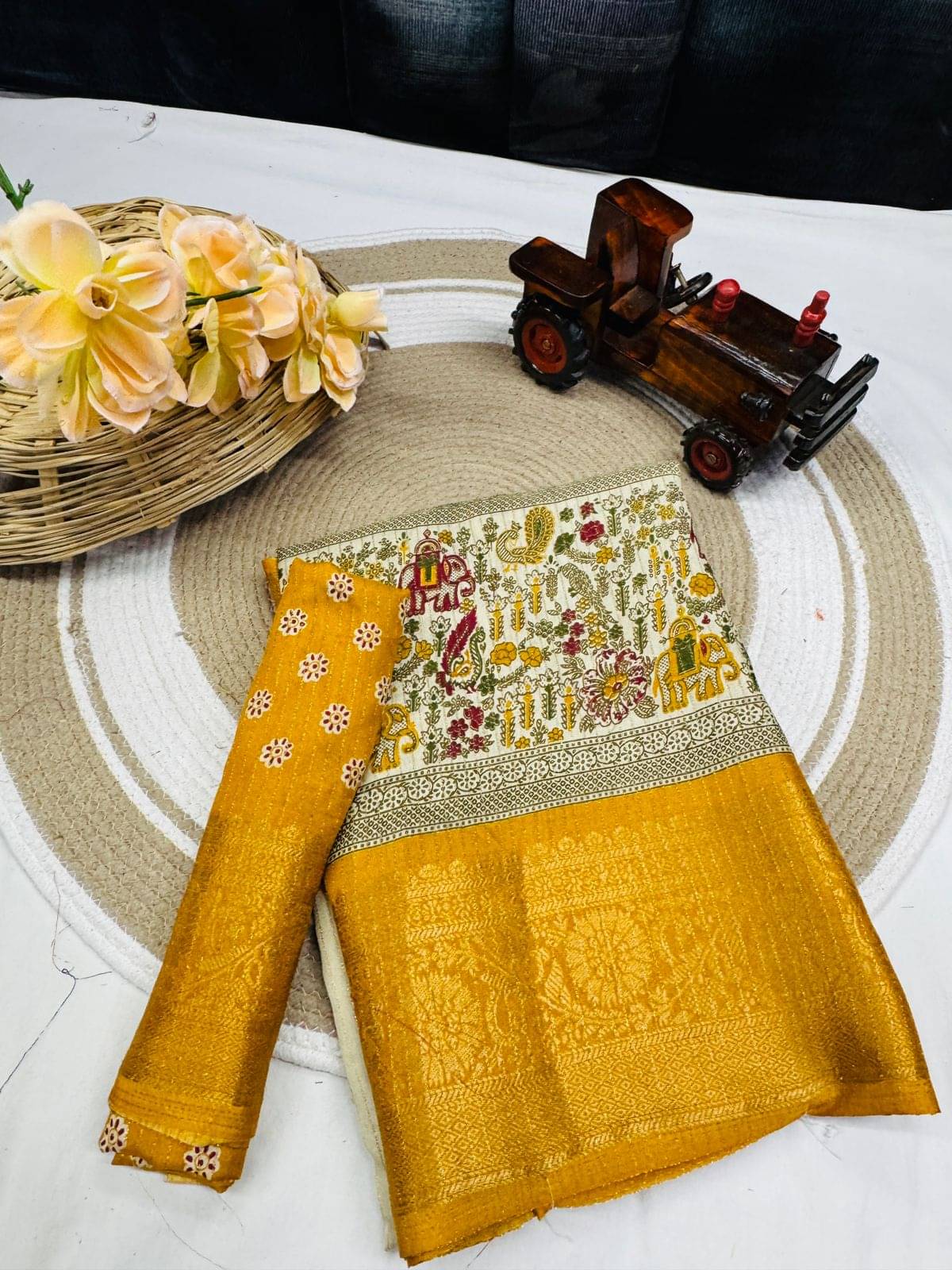     			Sitanjali Silk Blend Printed Maheshwari Saree With Unstitched Blouse Piece ( Yellow )