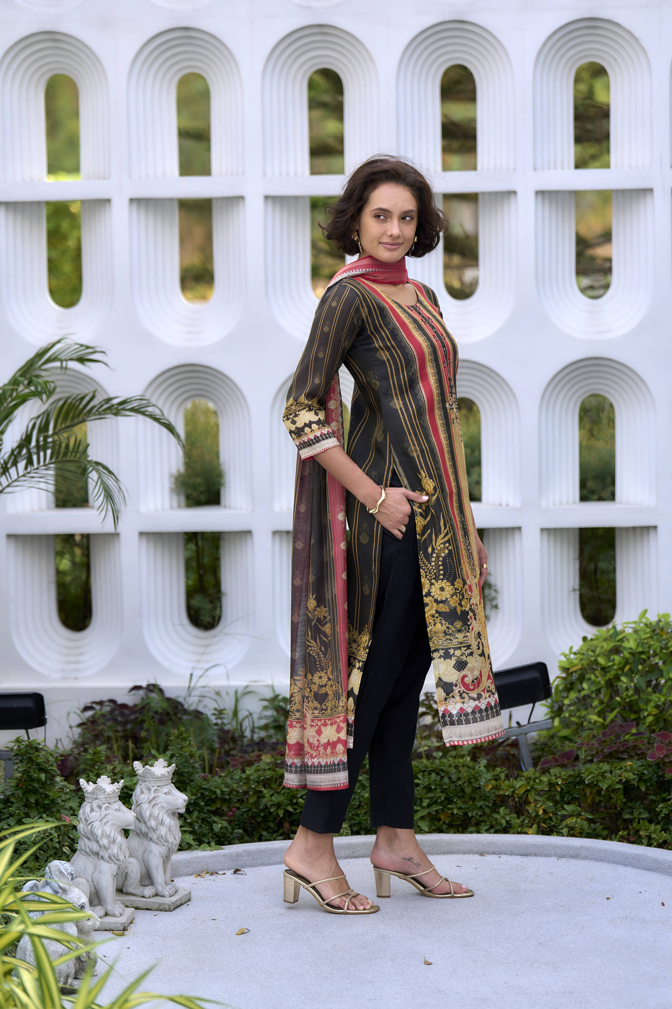     			CYNOR Women Tissue Embroidered Straight Kurti with Dupatta ( Black )