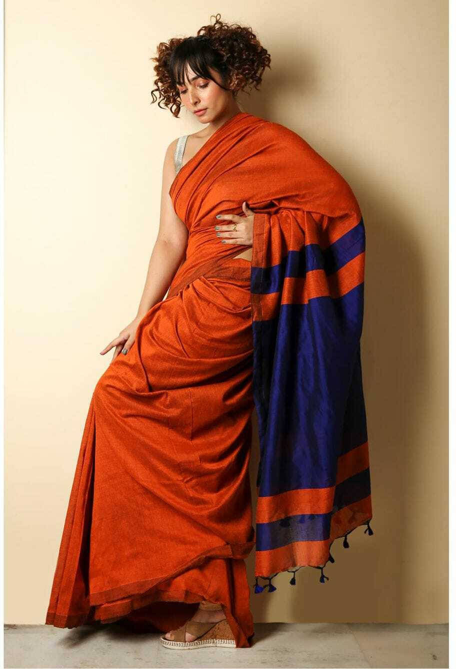 BRYNBRIT Cotton Blend Embellished Saree With Unstitched Blouse Piece ( Orange ) BRYNBRIT Cotton Blend Embellished Saree With Unstitched Blouse Piece ( Orange )