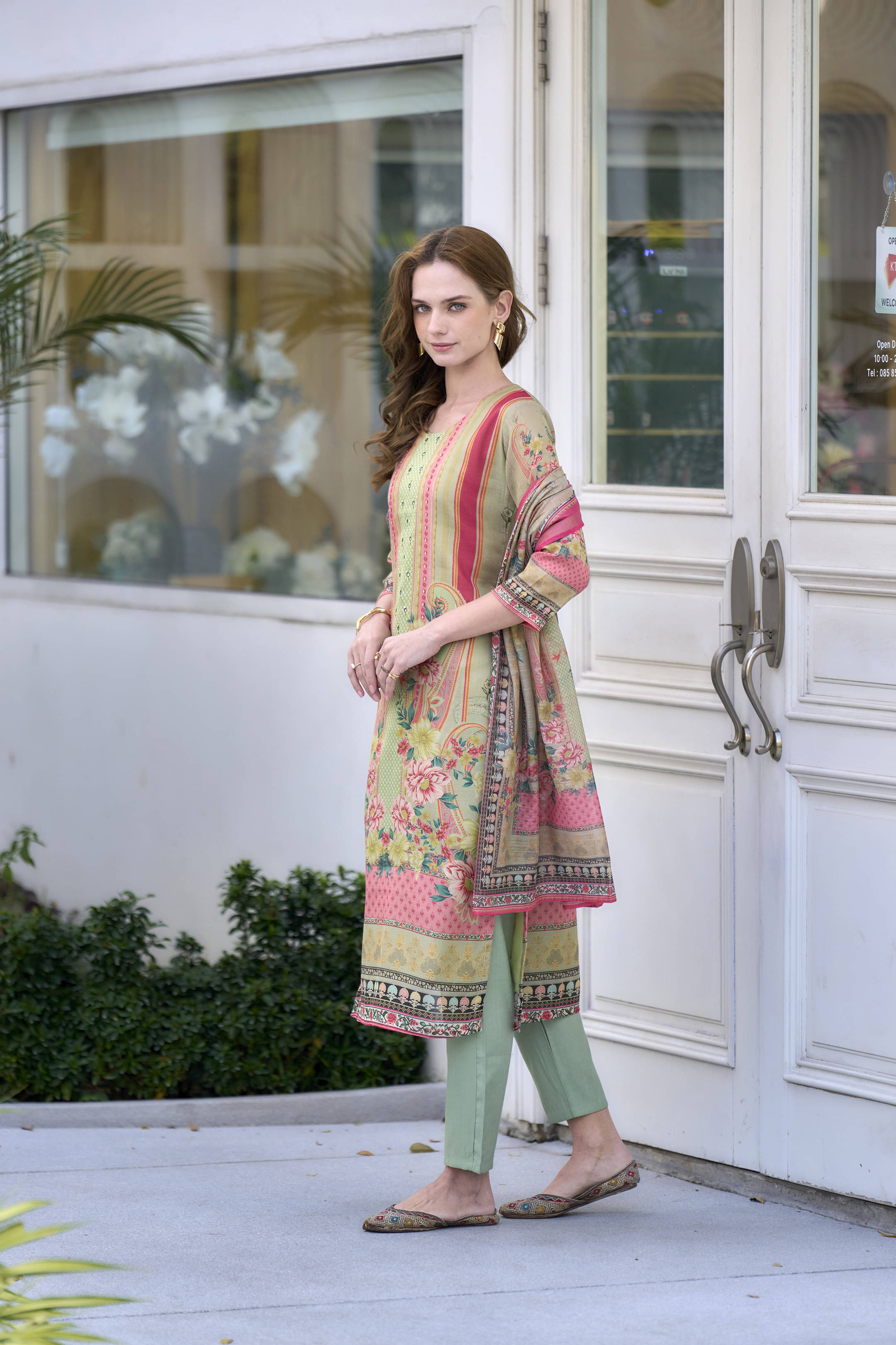     			CYNOR Women Tissue Embroidered Straight Kurti with Dupatta ( Light Green )