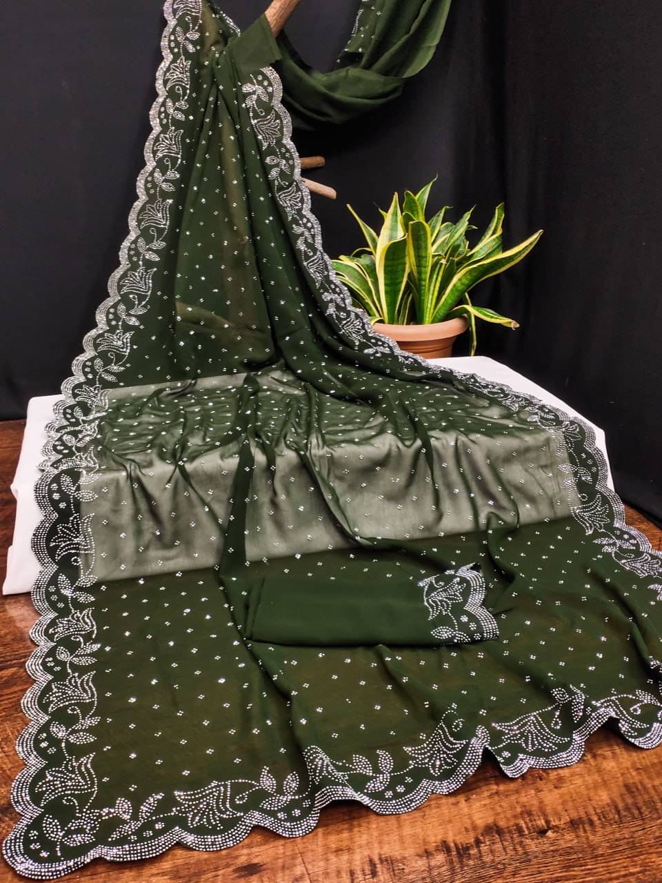 MAYRAAFASHION Georgette Embellished Saree With Unstitched Blouse Piece ( Green ) MAYRAAFASHION Georgette Embellished Saree With Unstitched Blouse Piece ( Green )