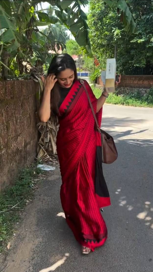 SHIRODHARI Silk Embroidered Sambalpuri Saree With Unstitched Blouse Piece ( Red ) SHIRODHARI Silk Embroidered Sambalpuri Saree With Unstitched Blouse Piece ( Red )