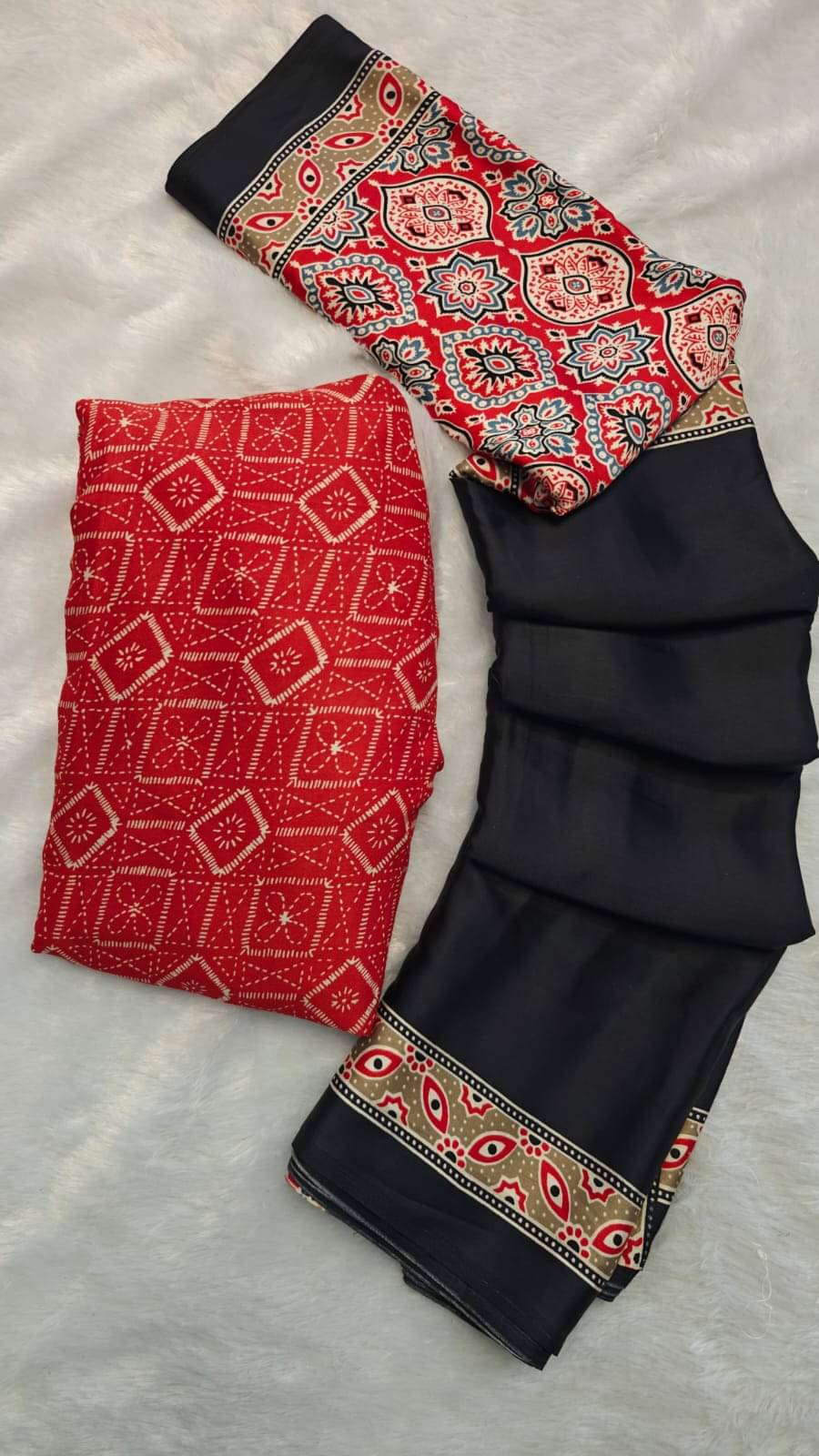     			Sitanjali Crepe Printed Sambalpuri Saree With Unstitched Blouse Piece ( Black )