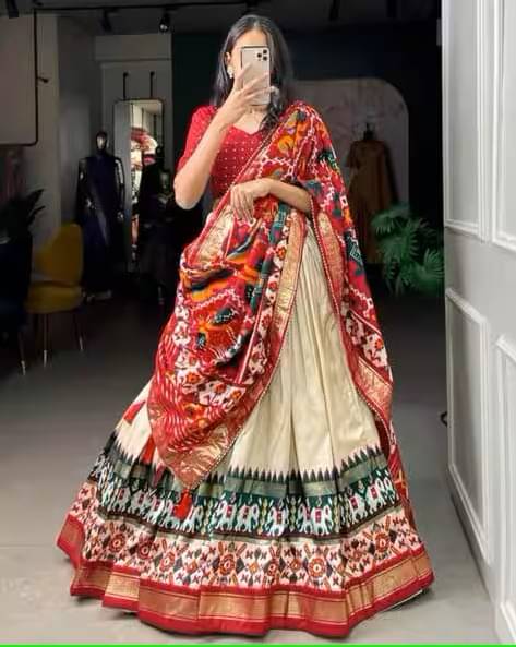piludi White Silk Blends Chaniya Choli Semi Stitched Lehenga Single     			piludi White Silk Blends Chaniya Choli Semi Stitched Lehenga Single