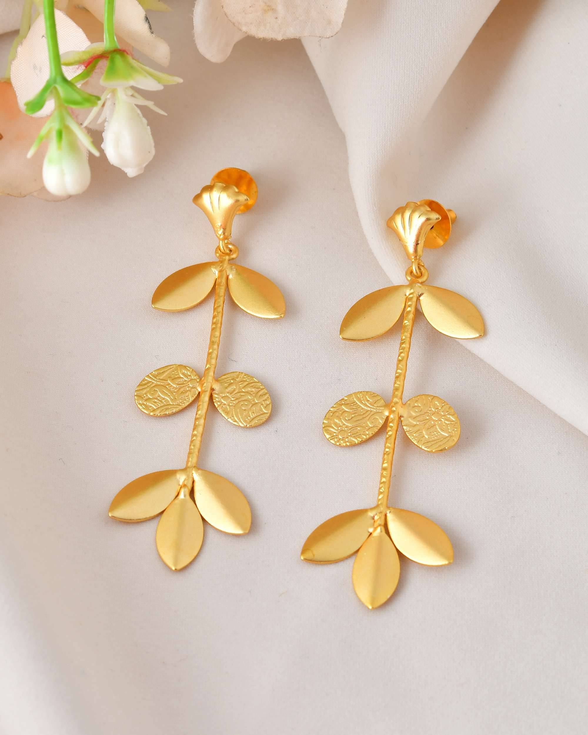     			Jewels Nest Golden Drop Earrings ( Pack of 1 )