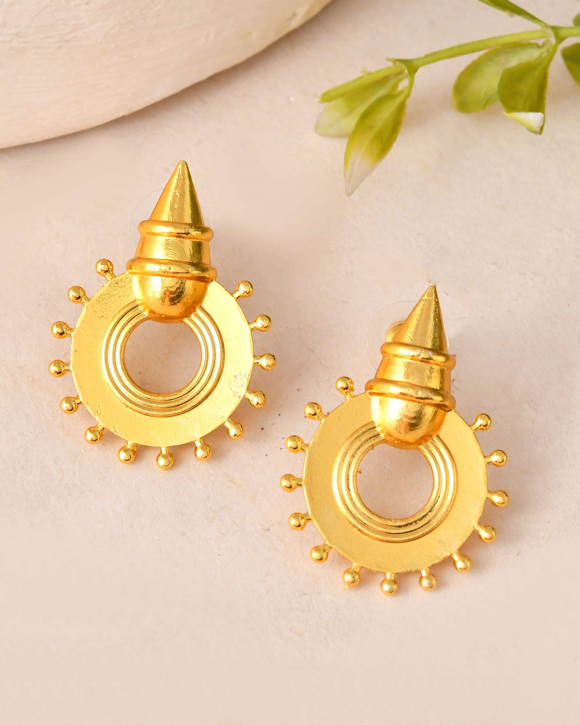     			Jewels Nest Golden Stud Earrings ( Pack of 1 )