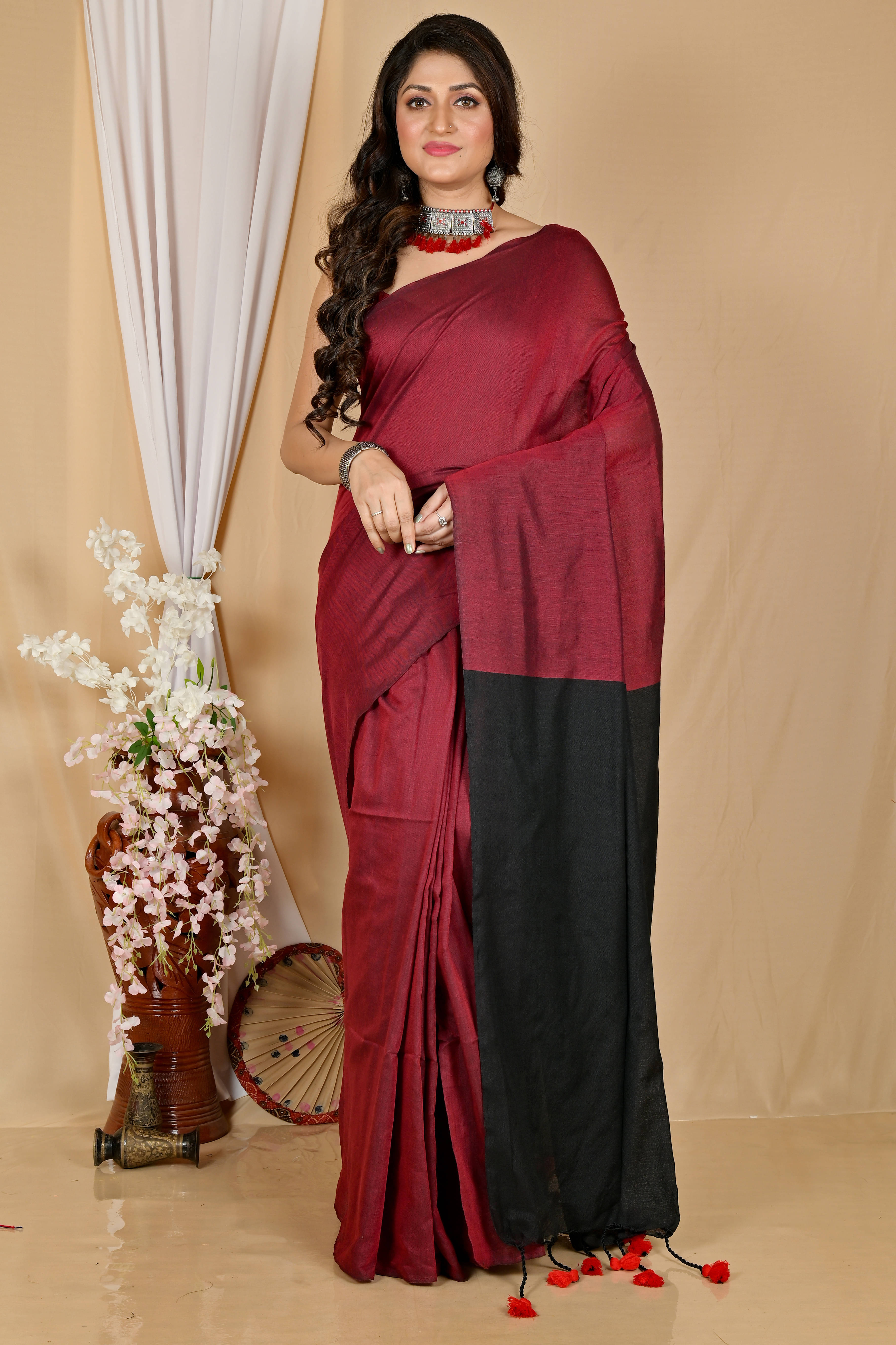     			STRADHA Cotton Blend Embellished Saree With Unstitched Blouse Piece ( Red )