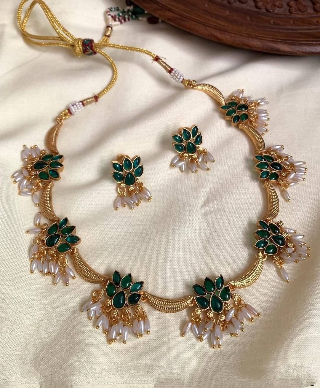     			Shilpa Creation Green Alloy Necklace Set ( Pack of 1 )