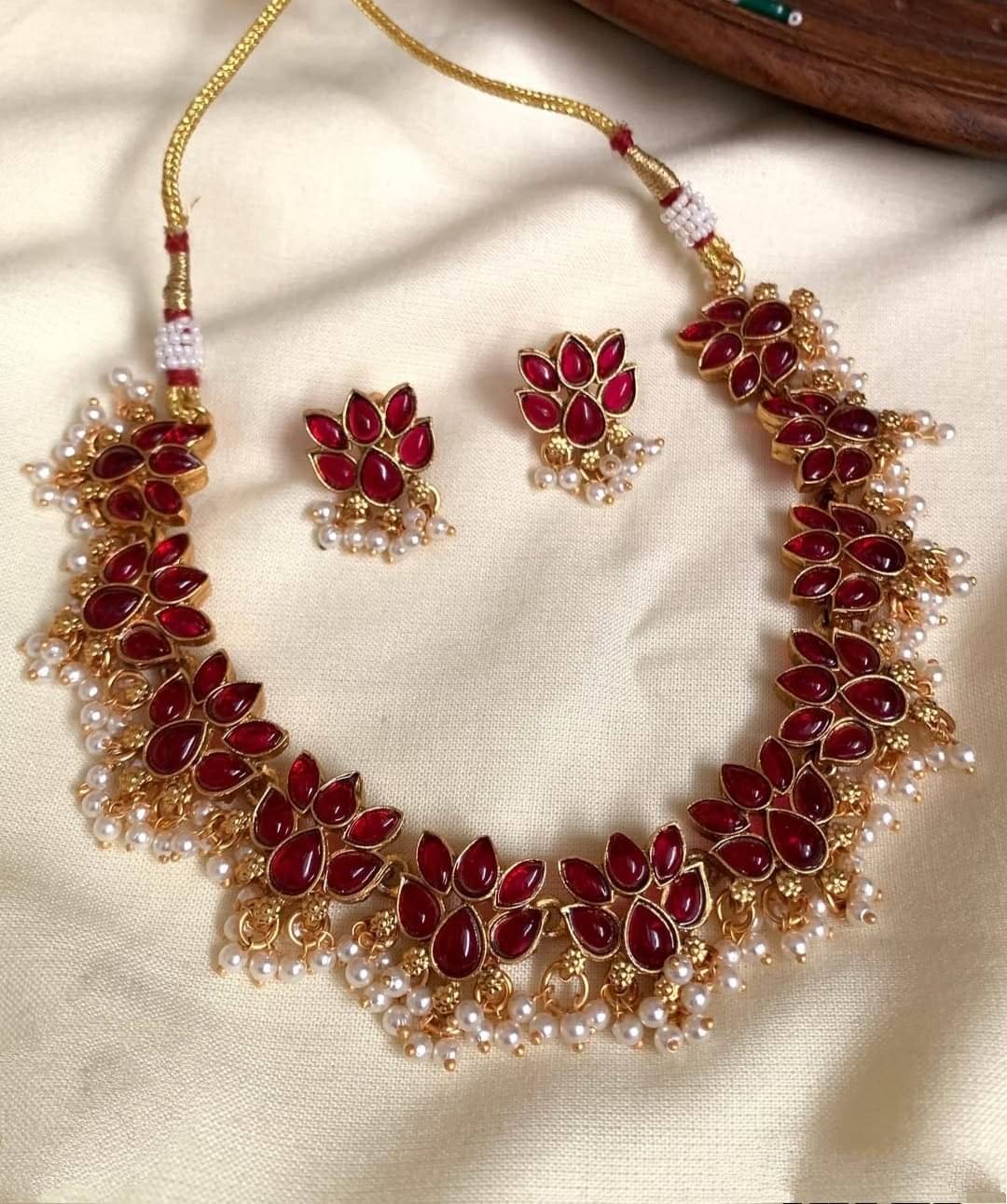     			Shilpa Creation Maroon Alloy Necklace Set ( Pack of 1 )