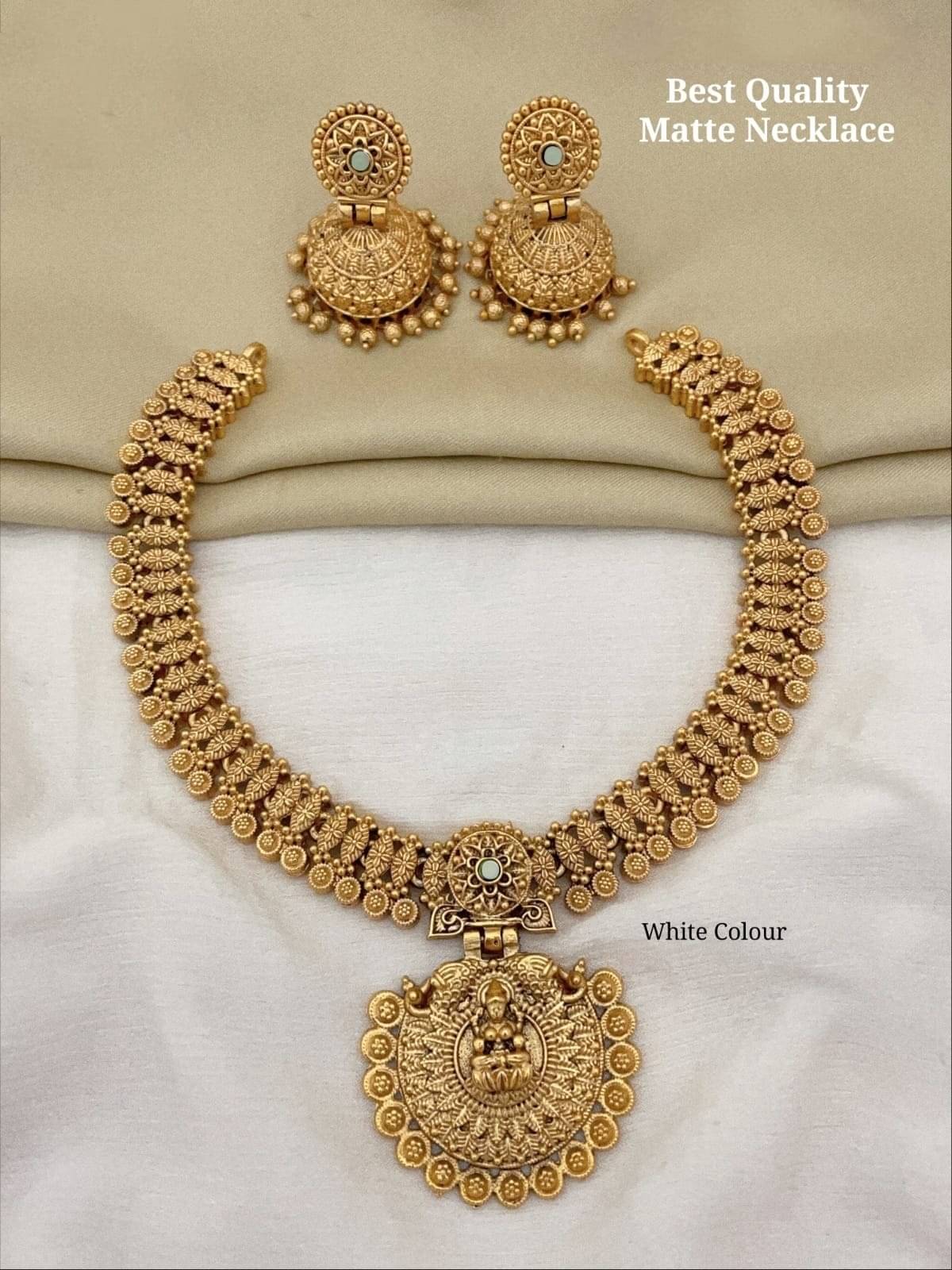     			Shilpa Creation Off White Alloy Necklace Set ( Pack of 1 )