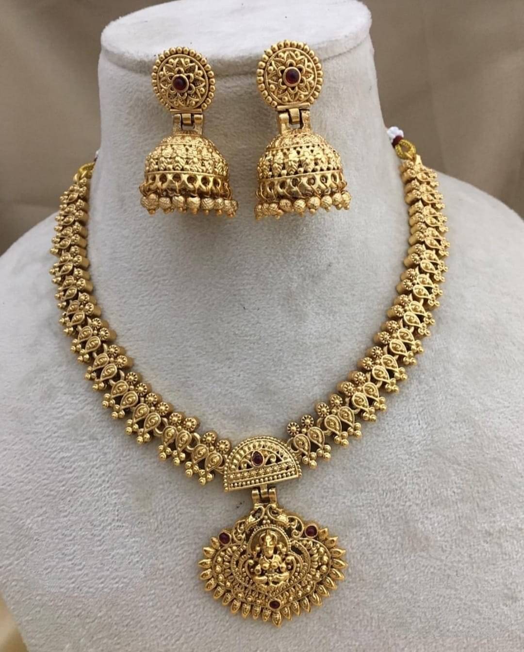     			Shilpa Creation Red Alloy Necklace Set ( Pack of 1 )