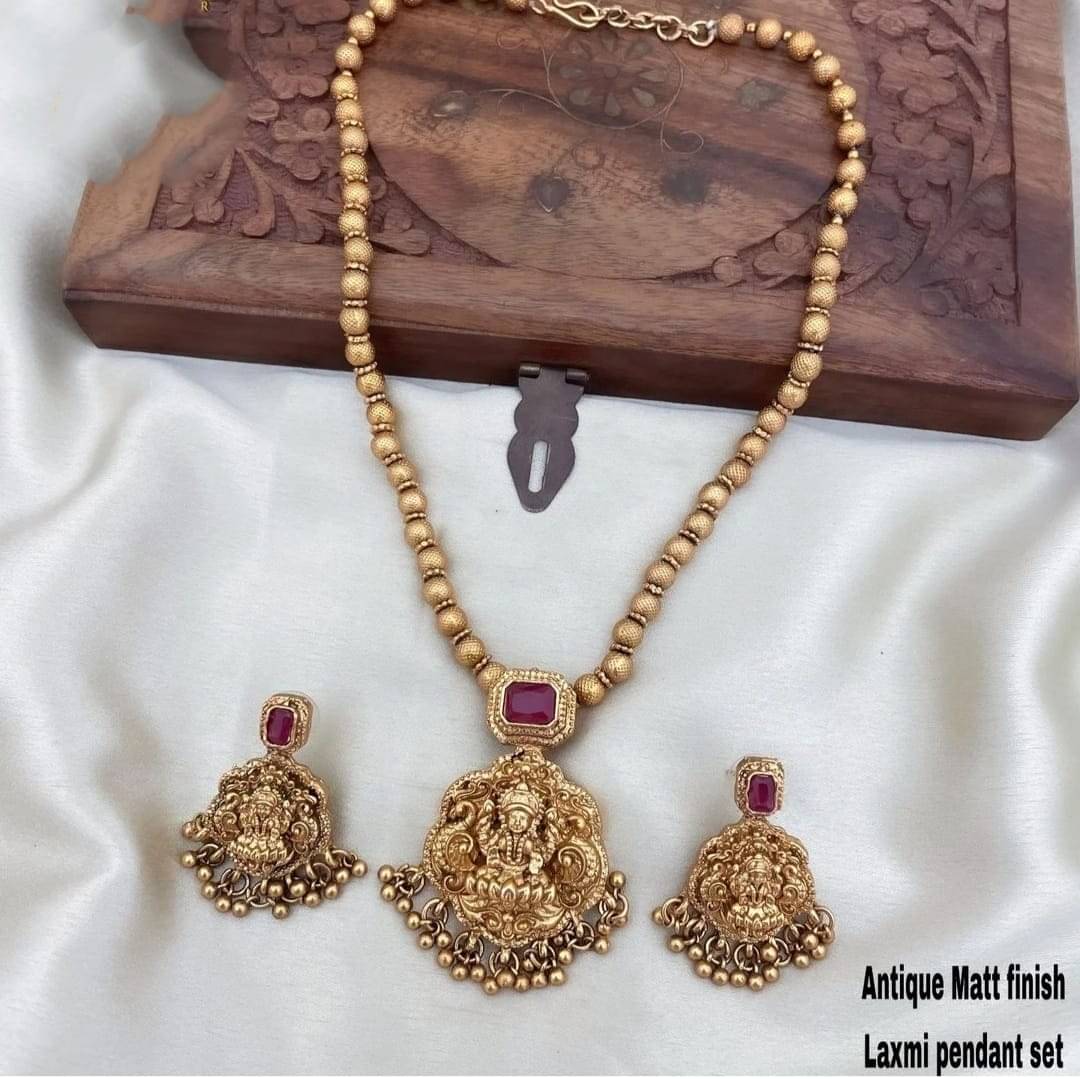     			Shilpa Creation Red Alloy Necklace Set ( Pack of 1 )