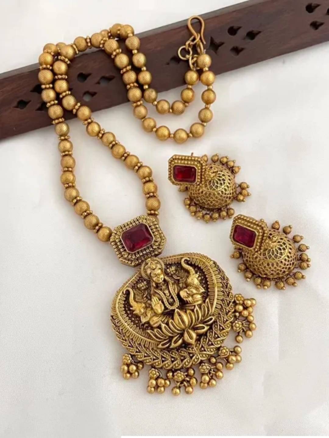     			Shilpa Creation Red Alloy Necklace Set ( Pack of 1 )