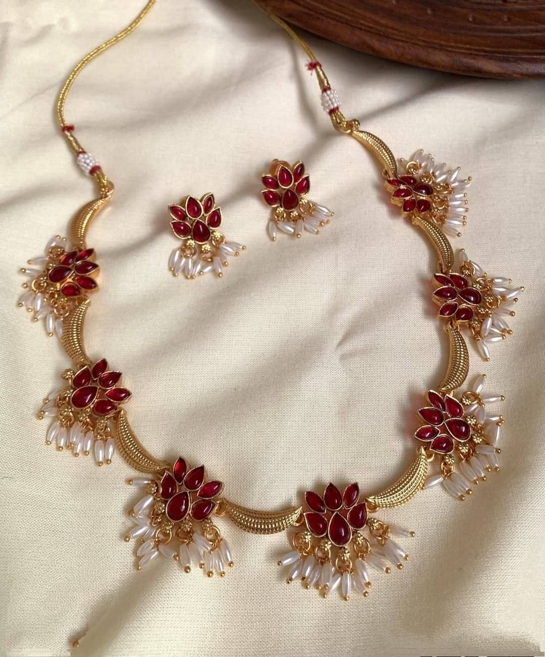     			Shilpa Creation Red Alloy Necklace Set ( Pack of 1 )