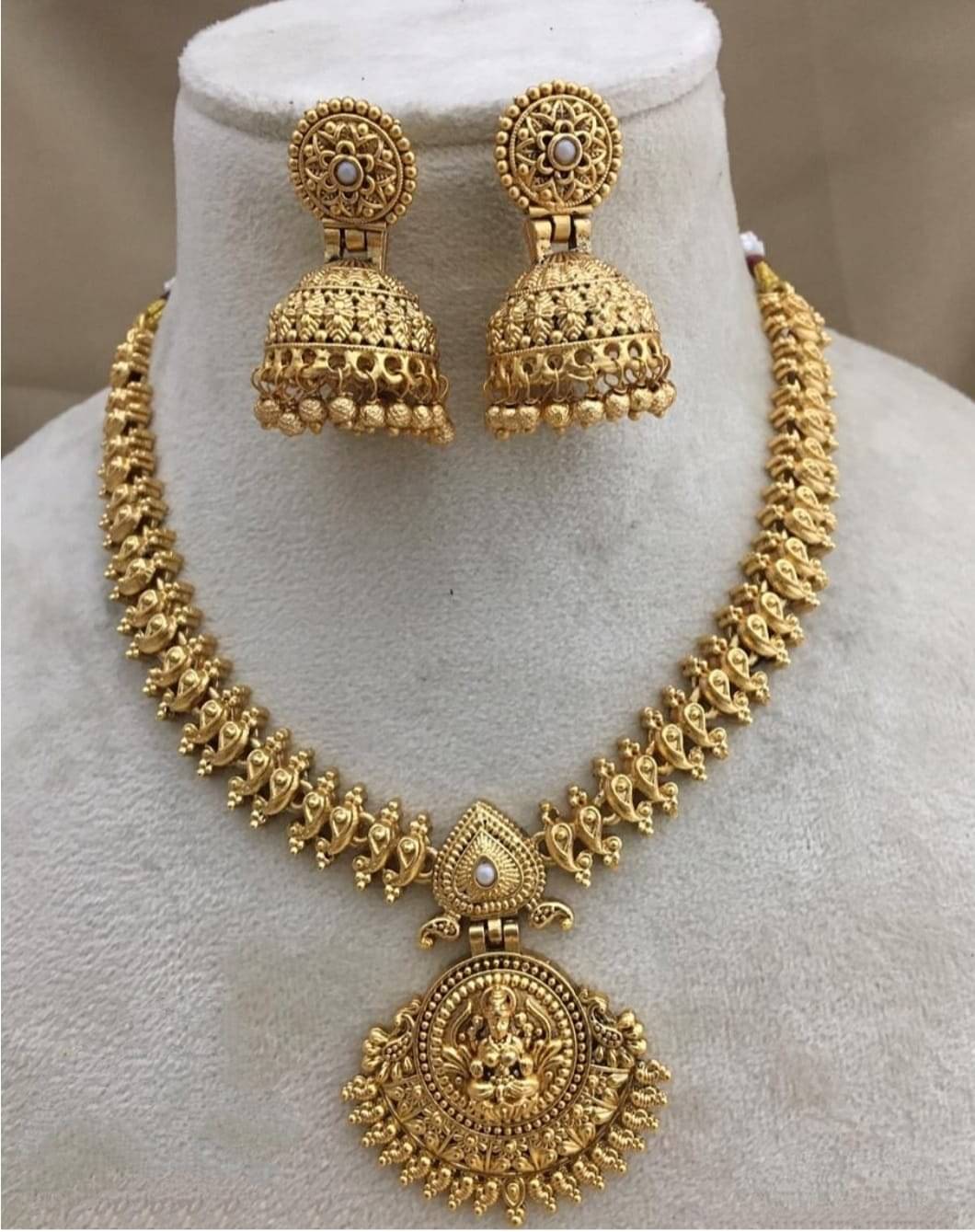     			Shilpa Creation White Alloy Necklace Set ( Pack of 1 )
