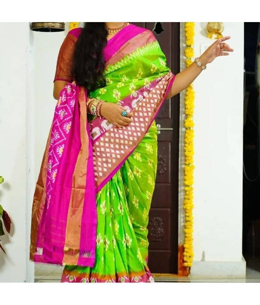     			YUGAVEERAA Art Silk Printed Saree With Unstitched Blouse Piece ( Green )
