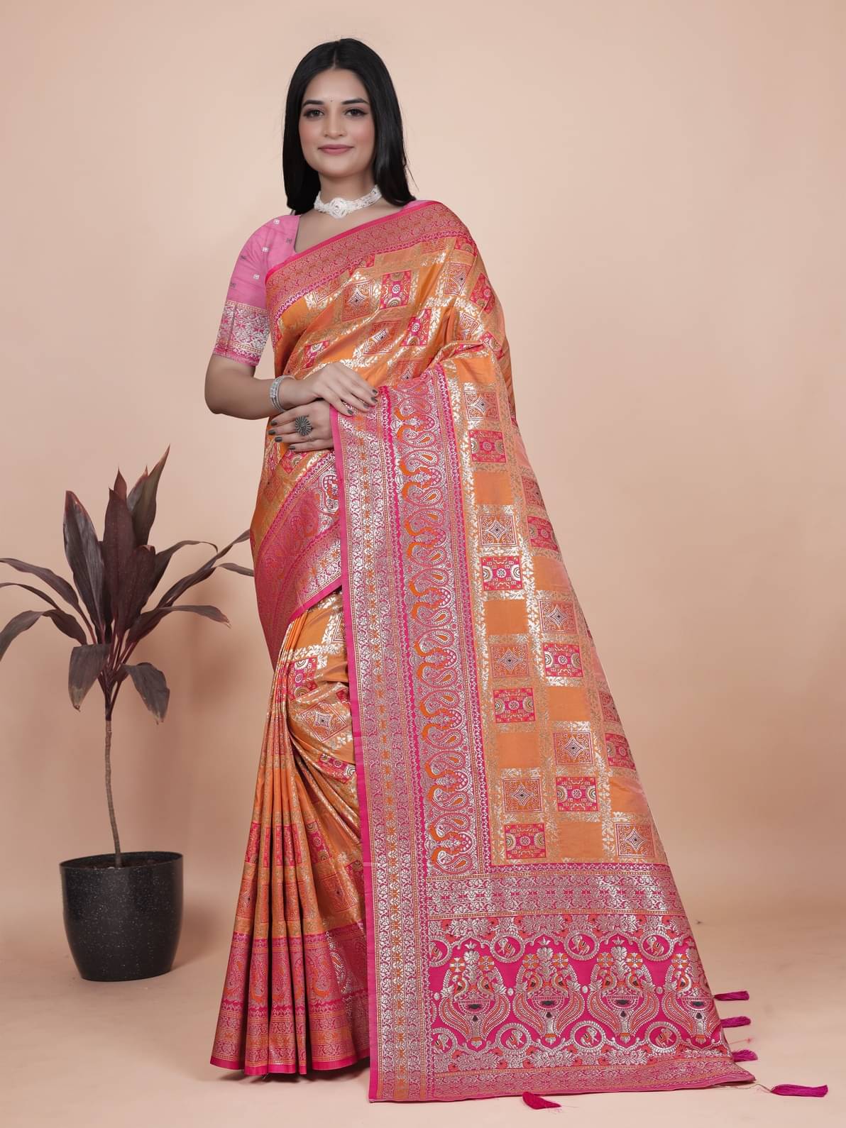     			GSAREEJII Silk Woven Banarasi saree With Unstitched Blouse Piece ( Fluorescent Orange )