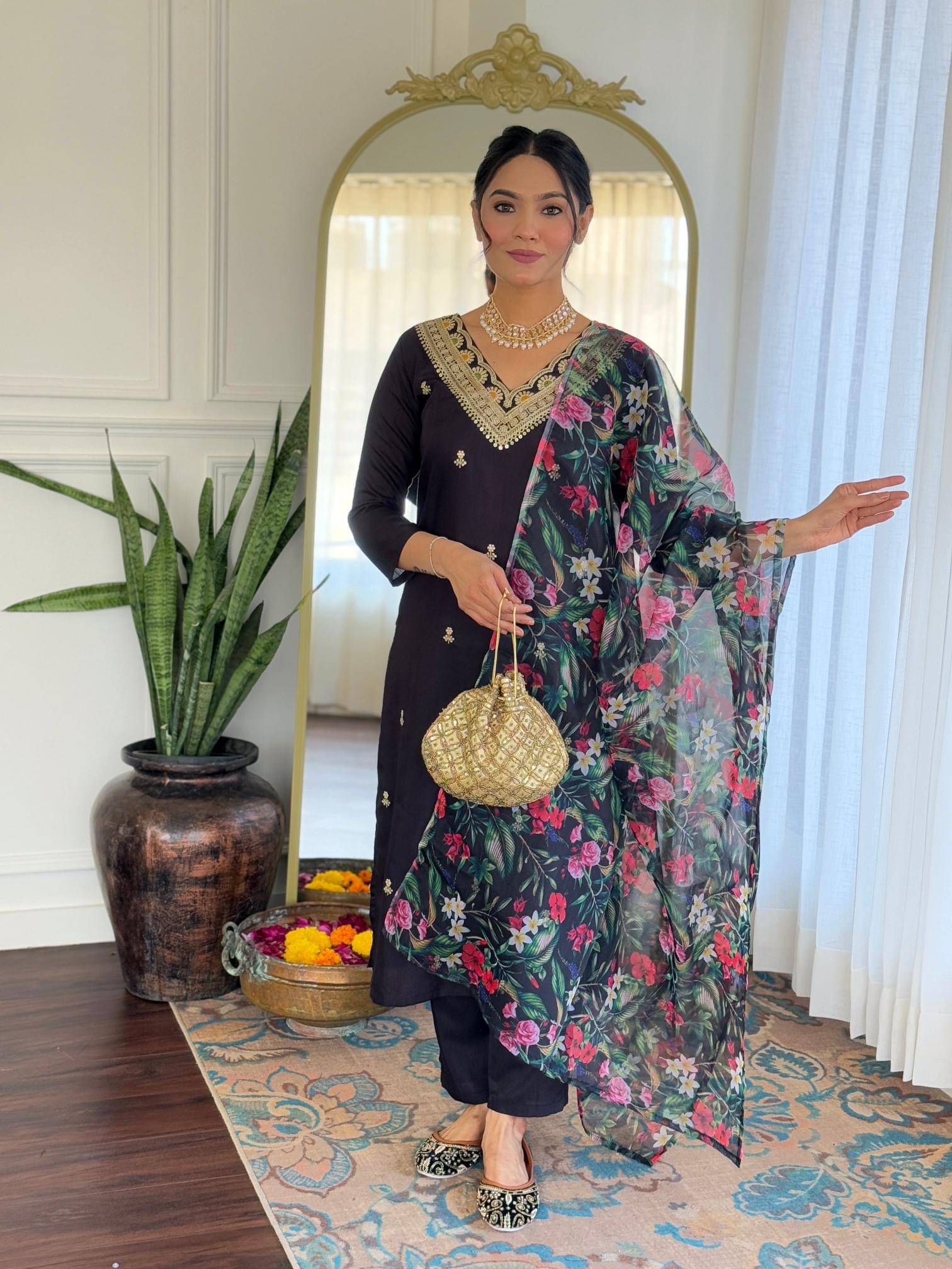 THE52 Women Viscose Embroidered Straight Kurti With Pants ( Black ) THE52 Women Viscose Embroidered Straight Kurti With Pants ( Black )