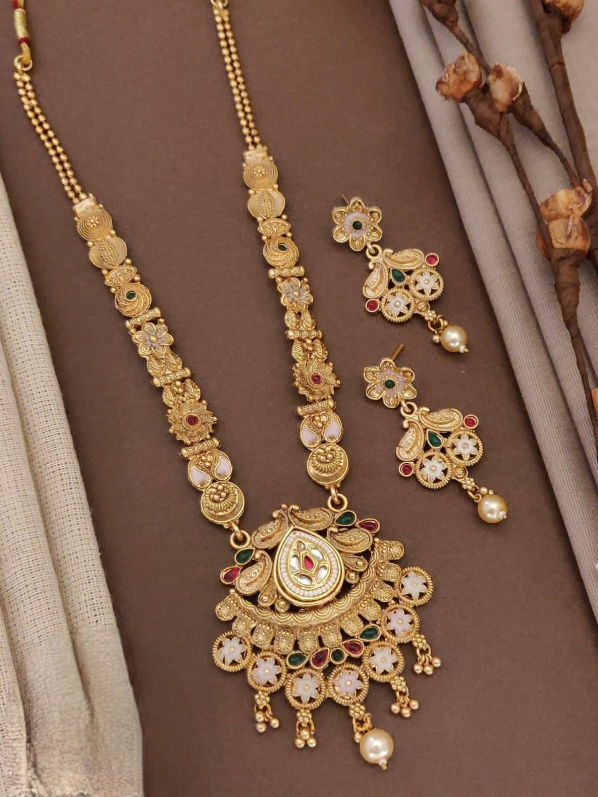     			TKRB SALES Gold Brass Necklace Set ( Pack of 1 )