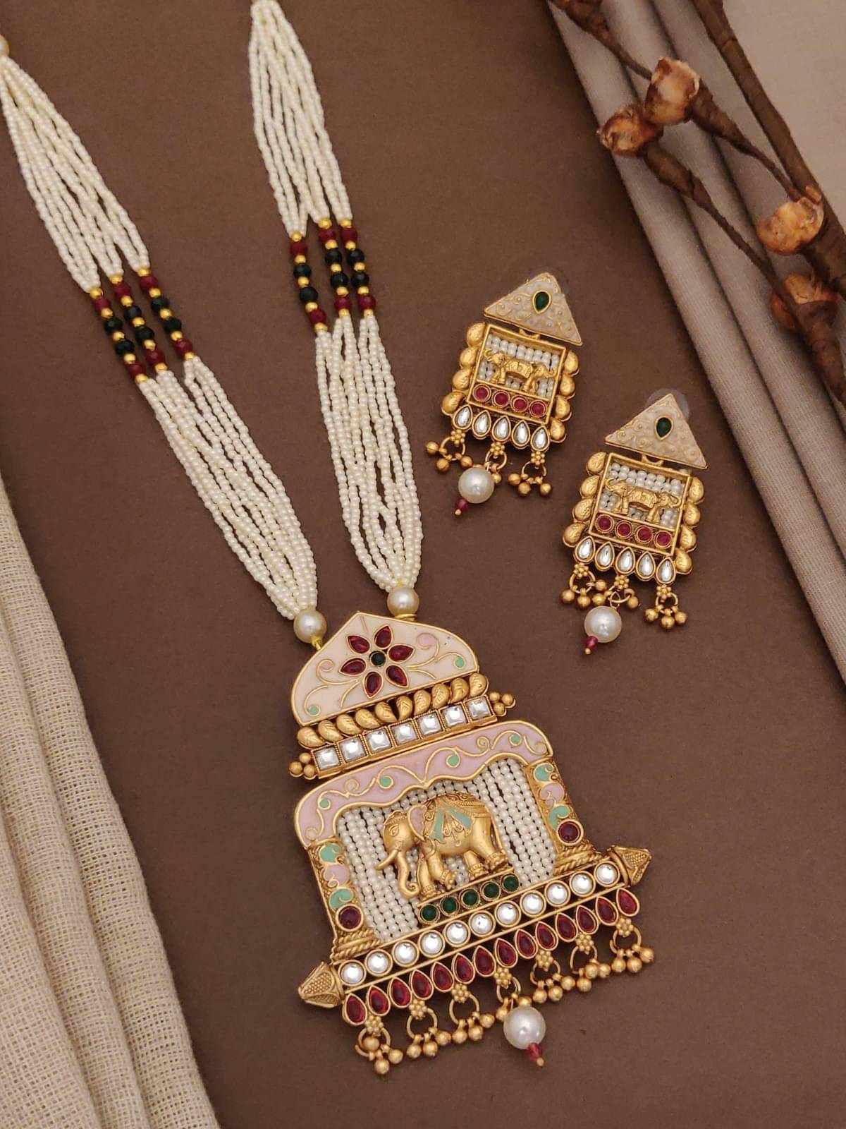     			TKRB SALES Gold Brass Necklace Set ( Pack of 1 )