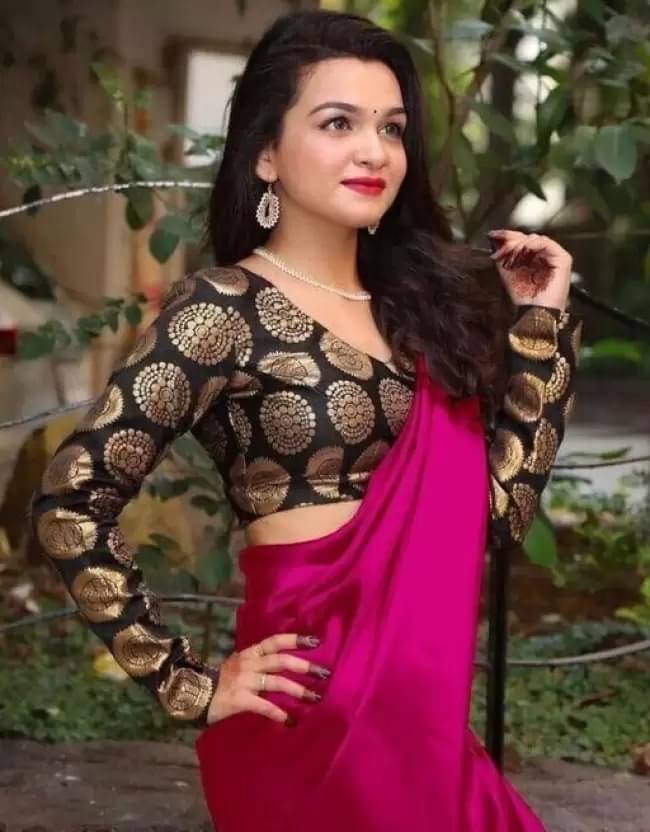 Suali Silk Solid Goan Kunbi Saree With Unstitched Blouse Piece ( Rani ) Suali Silk Solid Goan Kunbi Saree With Unstitched Blouse Piece ( Rani )