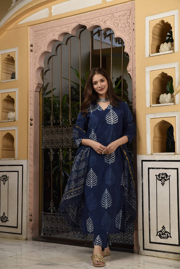     			vesta exports Women Rayon Printed A-line Kurti With Pants ( Blue )