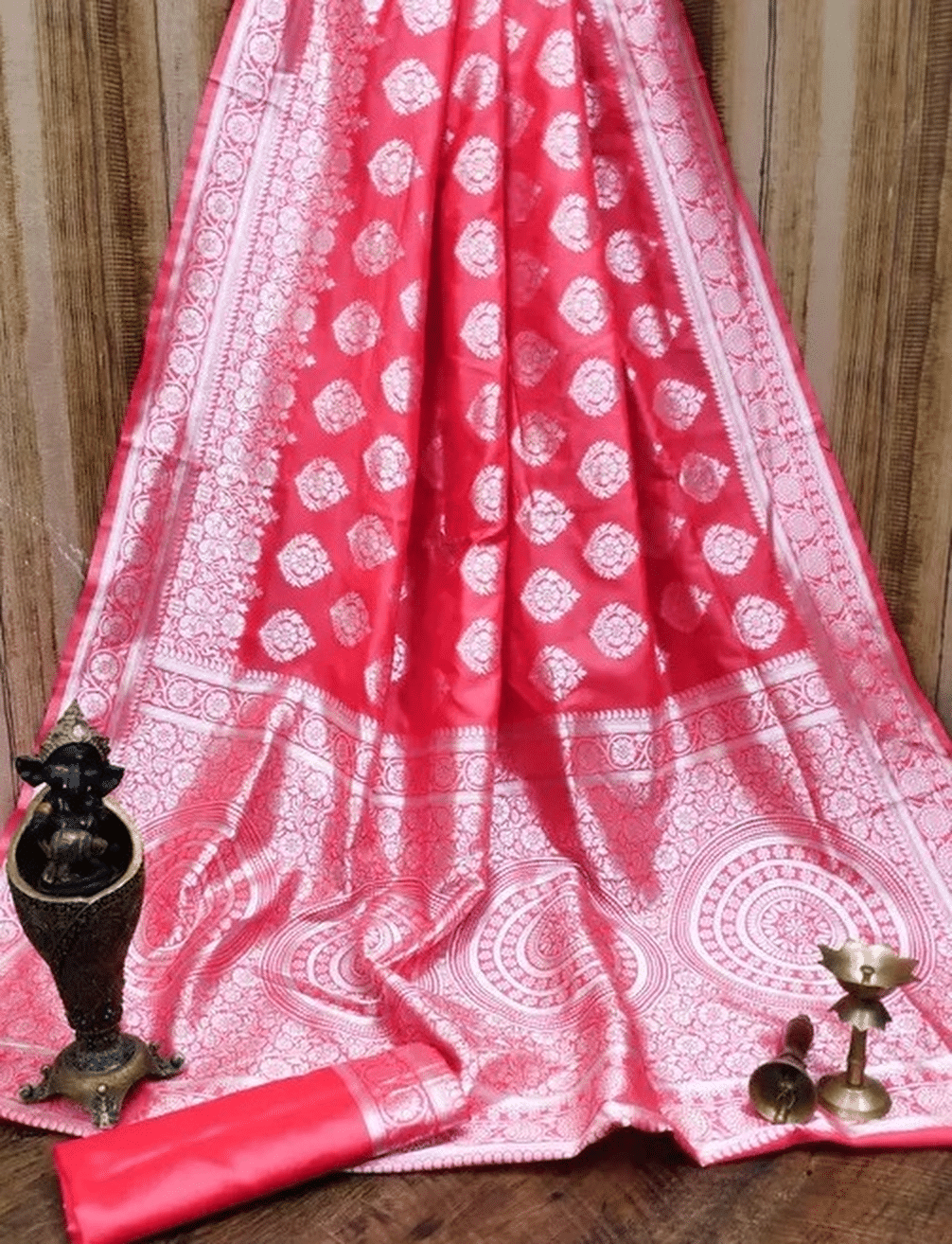 A TO Z CART Jacquard Embellished Banarasi saree With Unstitched Blouse Piece ( Rose Gold ) A TO Z CART Jacquard Embellished Banarasi saree With Unstitched Blouse Piece ( Rose Gold )