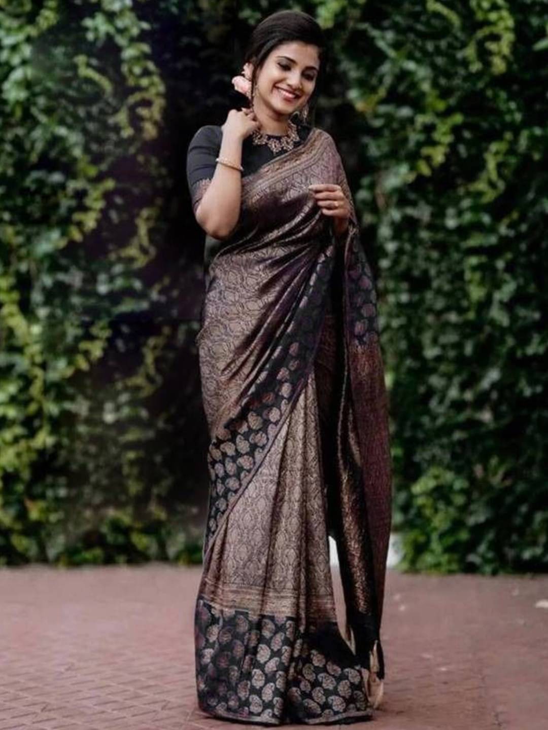 Aika Jacquard Embellished Banarasi saree With Unstitched Blouse Piece ( Black ) Aika Jacquard Embellished Banarasi saree With Unstitched Blouse Piece ( Black )