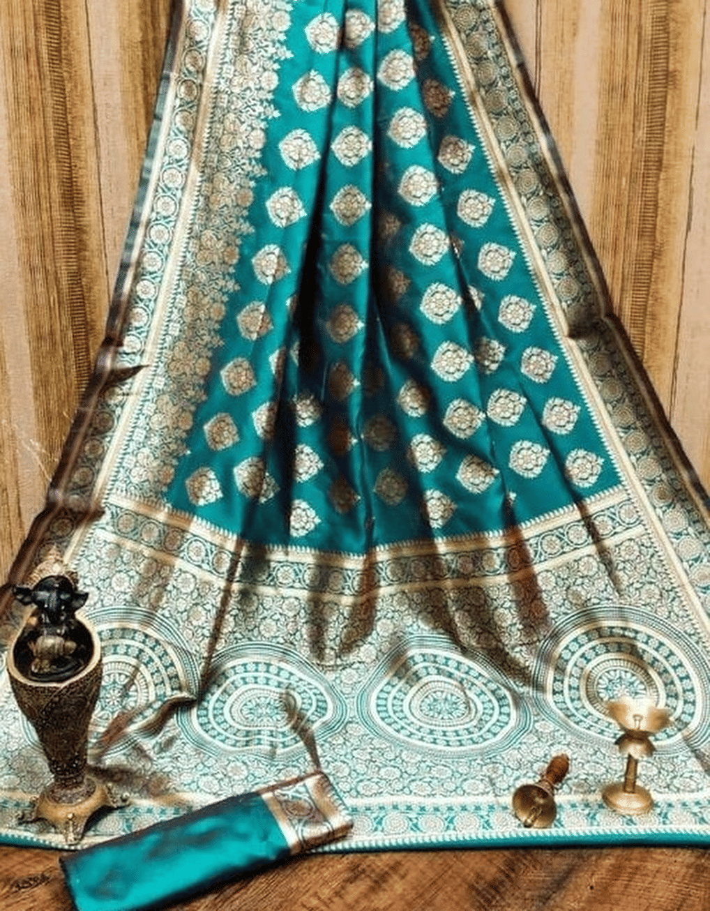Apnisha Jacquard Embellished Banarasi saree With Unstitched Blouse Piece ( Sky Blue ) Apnisha Jacquard Embellished Banarasi saree With Unstitched Blouse Piece ( Sky Blue )