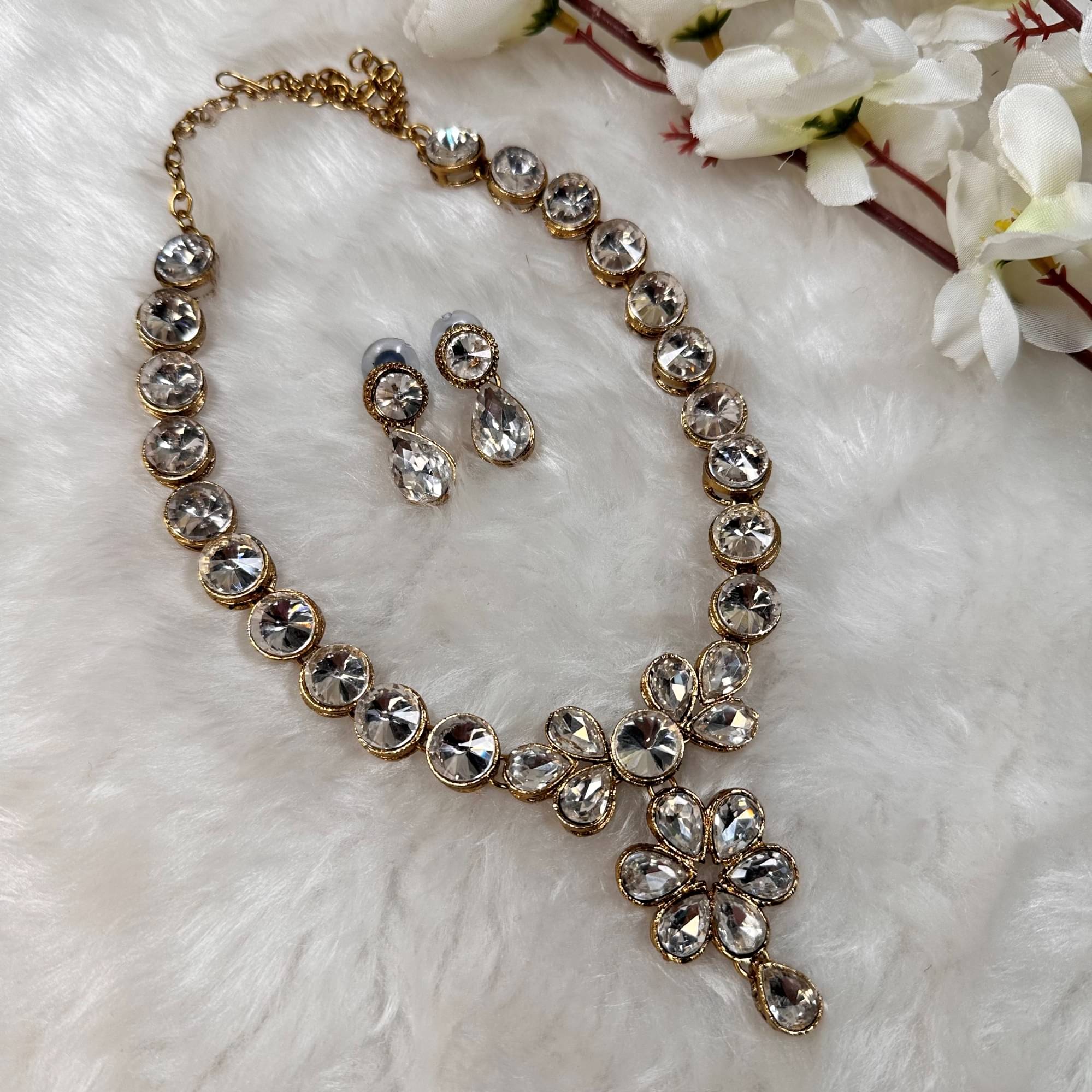     			JN HANDICRAFT White Alloy Necklace Set ( Pack of 1 )