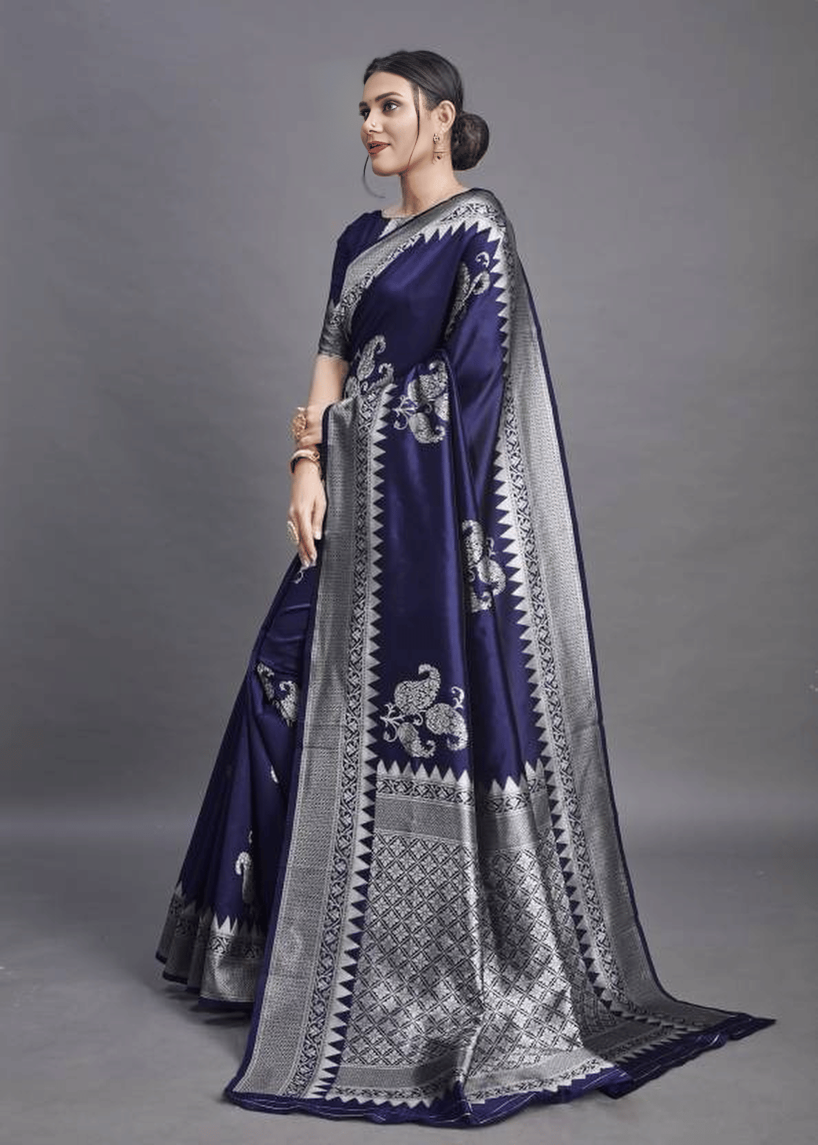     			JULEE Jacquard Embellished Banarasi saree With Unstitched Blouse Piece ( Navy Blue )