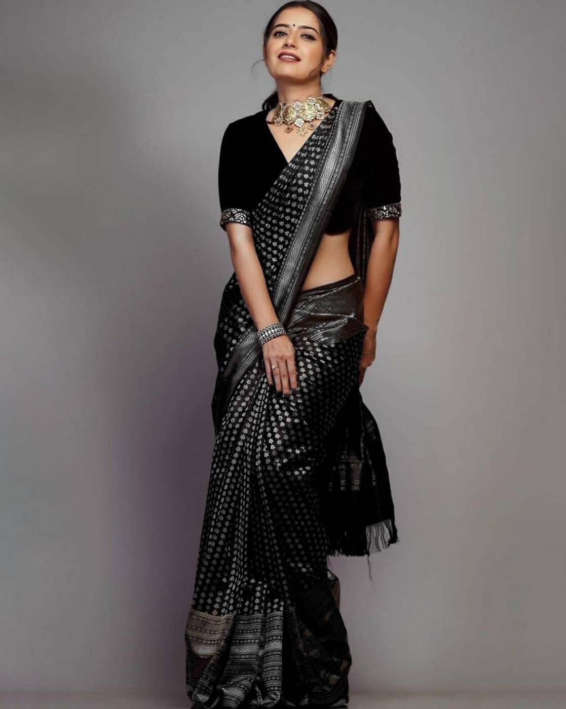 JULEE Jacquard Embellished Banarasi saree With Unstitched Blouse Piece ( Black ) JULEE Jacquard Embellished Banarasi saree With Unstitched Blouse Piece ( Black )