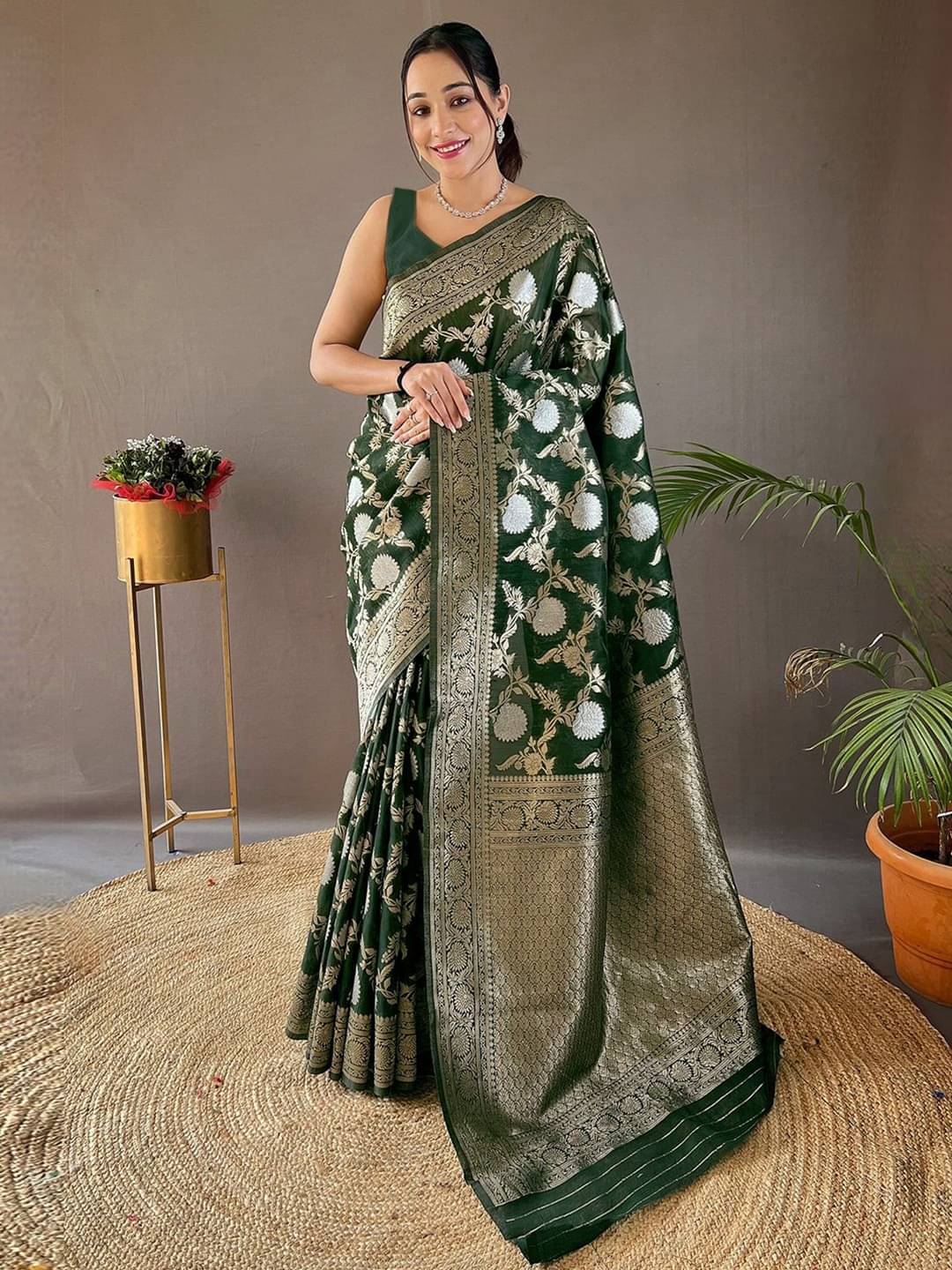 JULEE Jacquard Embellished Banarasi saree With Unstitched Blouse Piece ( Green ) JULEE Jacquard Embellished Banarasi saree With Unstitched Blouse Piece ( Green )