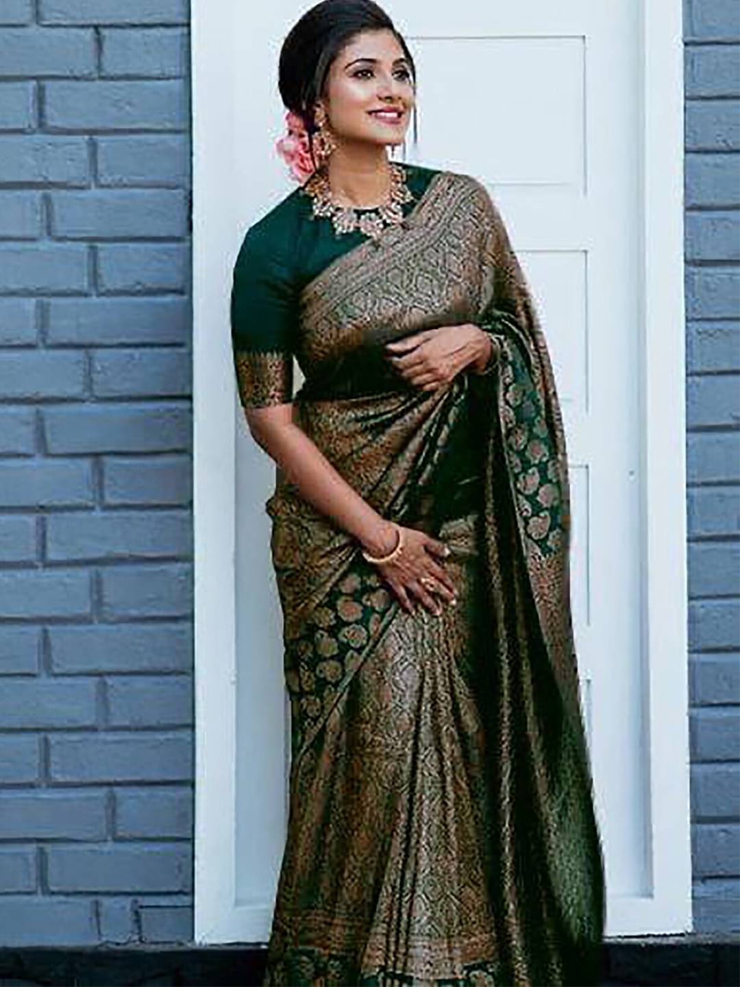     			JULEE Jacquard Embellished Banarasi saree With Unstitched Blouse Piece ( Green )