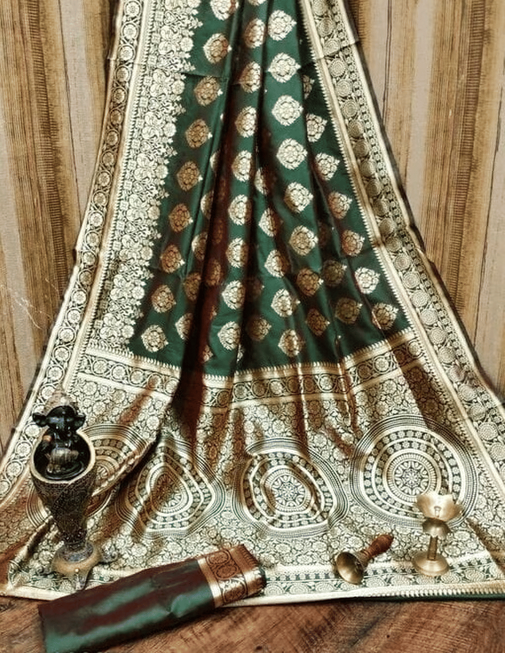 KV Fashion Jacquard Embellished Banarasi saree With Unstitched Blouse Piece ( Green ) KV Fashion Jacquard Embellished Banarasi saree With Unstitched Blouse Piece ( Green )