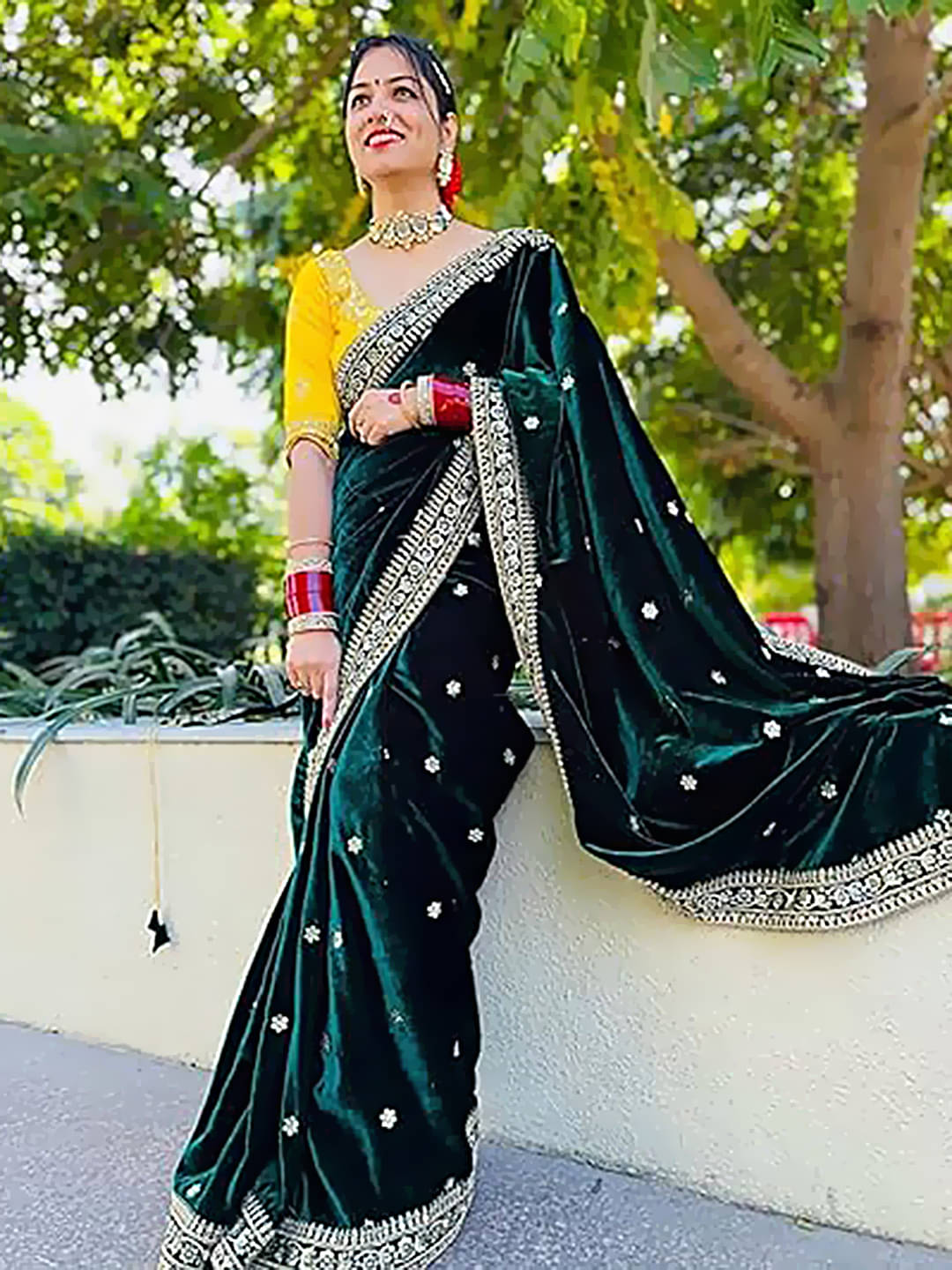     			Prazvika Velvet Embroidered Chanderi saree With Unstitched Blouse Piece ( Green,Gold,Yellow )