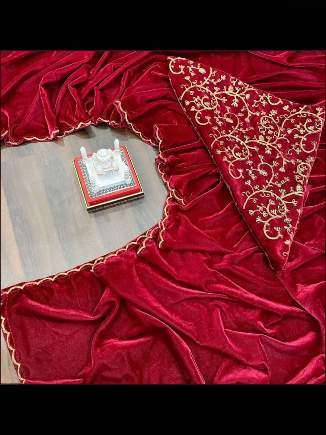     			Prazvika Velvet Solid Chanderi saree With Unstitched Blouse Piece ( Red )