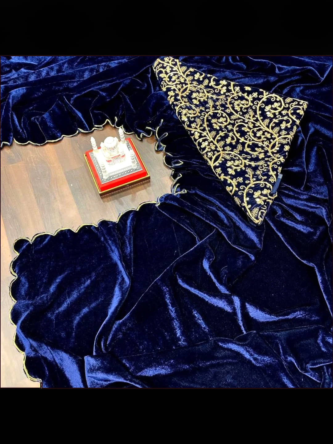     			Prazvika Velvet Solid Chanderi saree With Unstitched Blouse Piece ( Navy Blue,Blue )