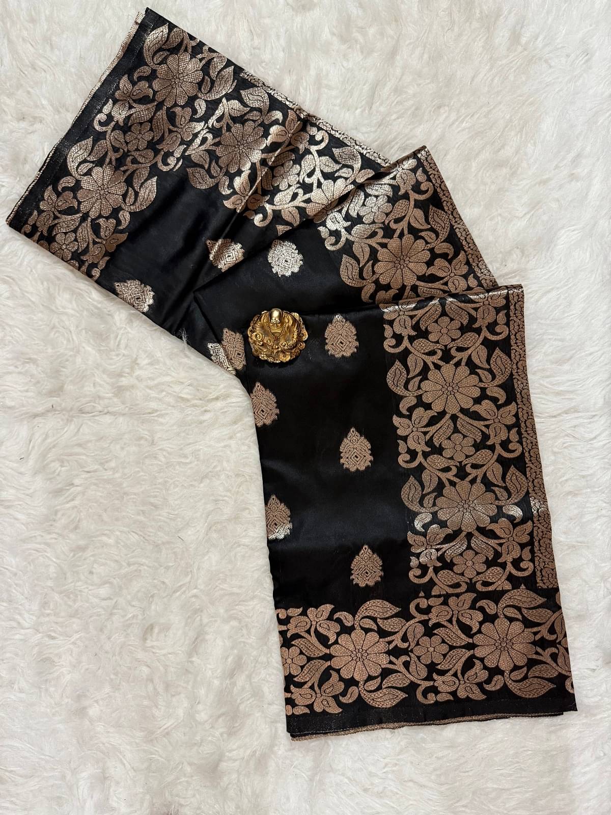 Semore Art Silk Embellished Banarasi saree With Unstitched Blouse Piece ( Black ) Semore Art Silk Embellished Banarasi saree With Unstitched Blouse Piece ( Black )