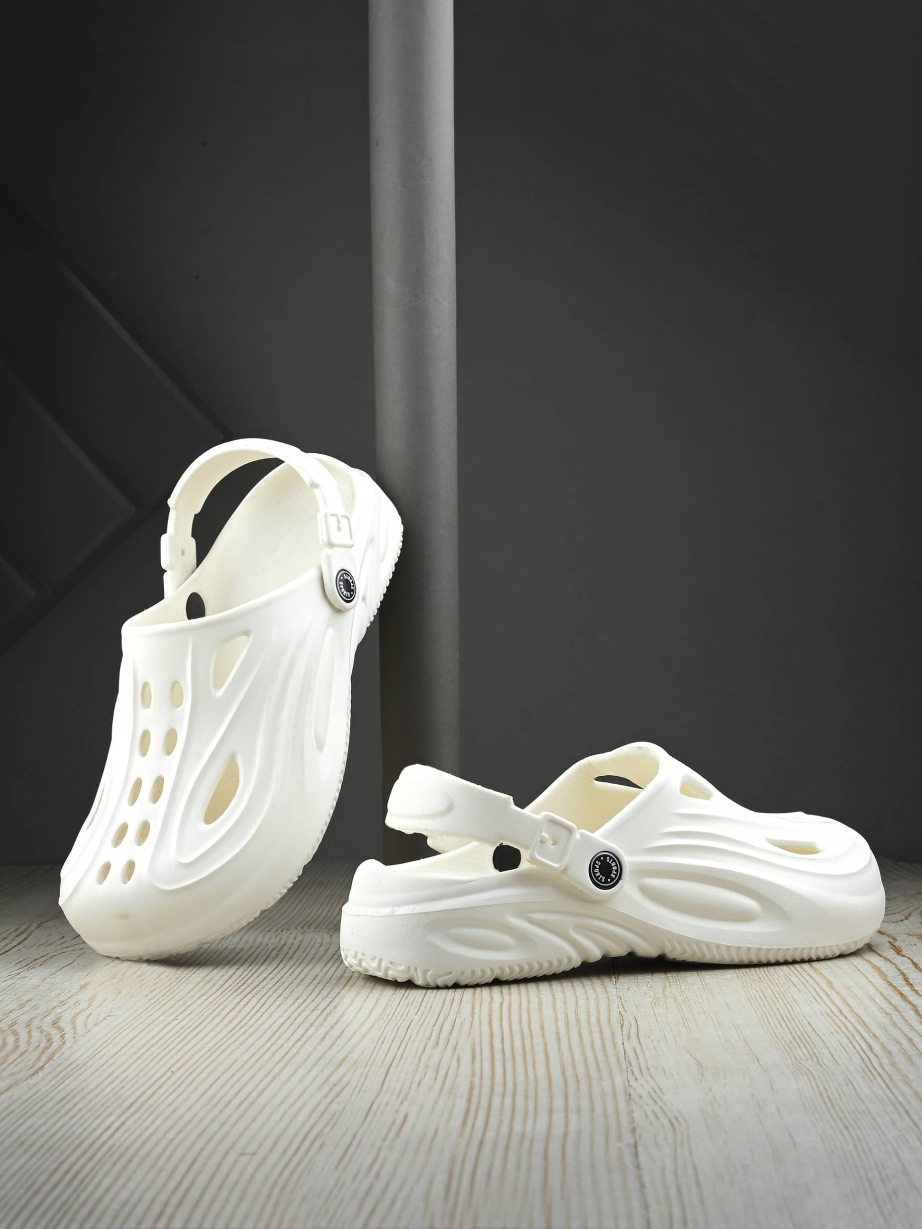     			Afrojack White Men's Daily Slipper