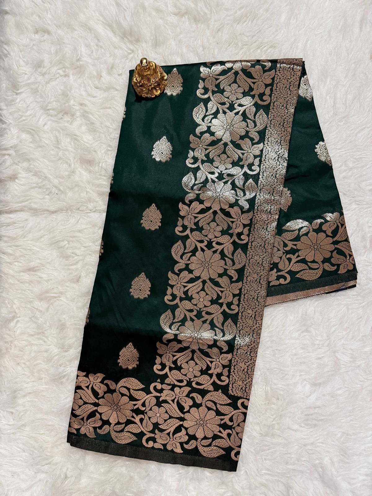 ISARA Art Silk Solid Banarasi saree With Unstitched Blouse Piece ( Green ) ISARA Art Silk Solid Banarasi saree With Unstitched Blouse Piece ( Green )