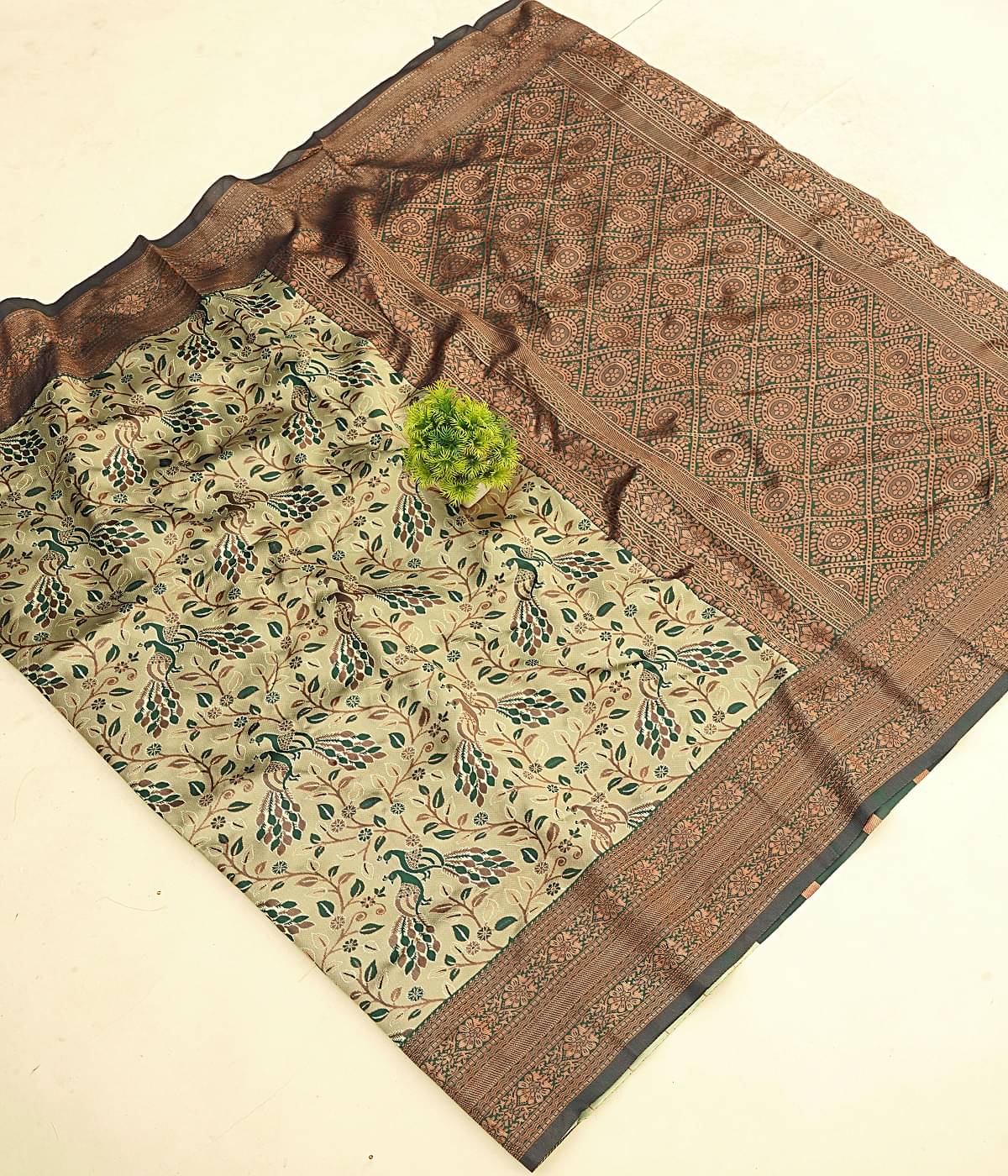Semore Art Silk Embellished Banarasi saree With Unstitched Blouse Piece ( Green ) Semore Art Silk Embellished Banarasi saree With Unstitched Blouse Piece ( Green )