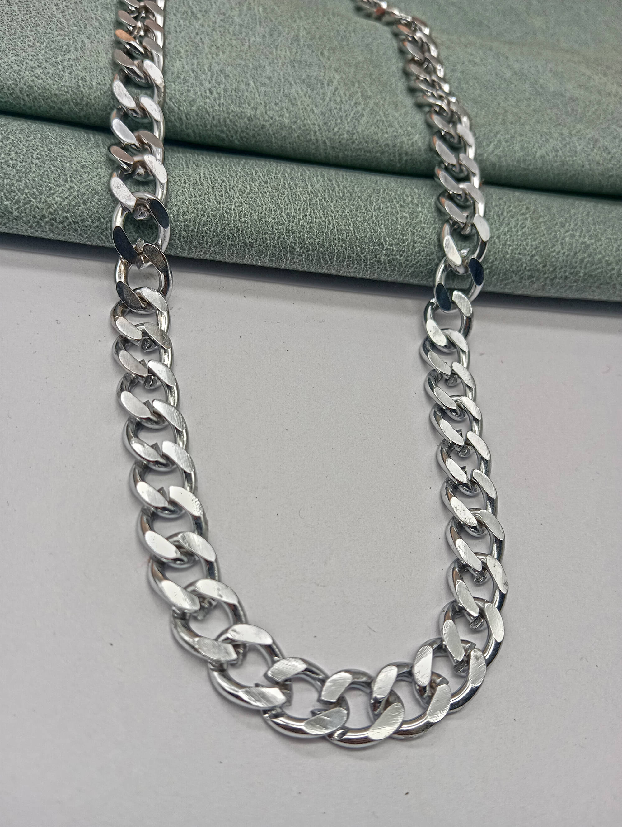     			KRIMO Silver Plated Chain ( Set of 1 )