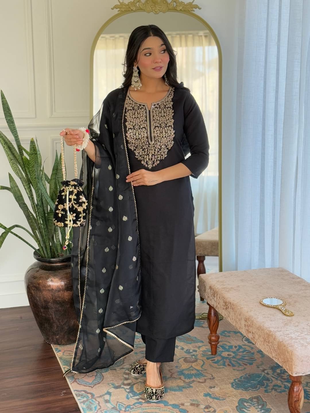 THE52 Women Viscose Embroidered Straight Kurti With Pants ( Black ) THE52 Women Viscose Embroidered Straight Kurti With Pants ( Black )